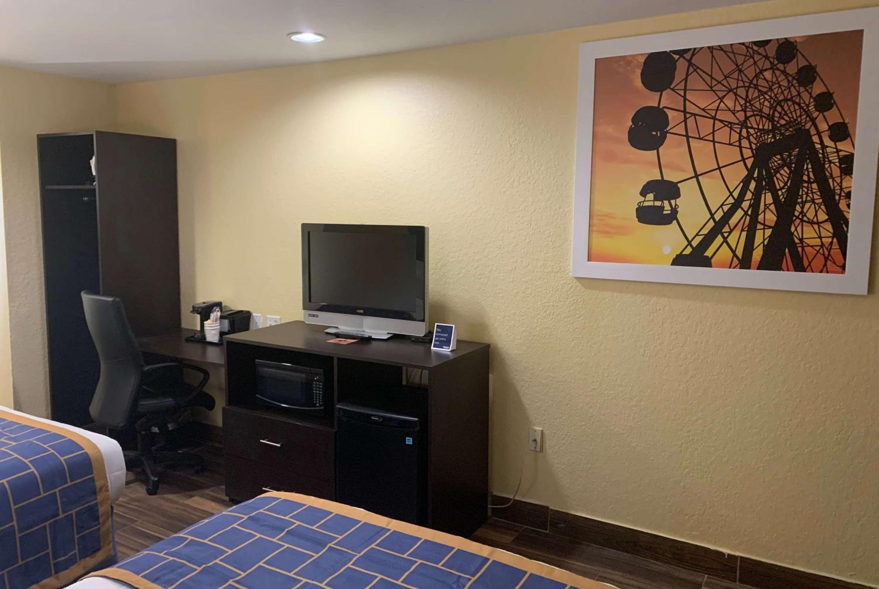 Days Inn & Suites by Wyndham Tampa/Raymond James Stadium — 15