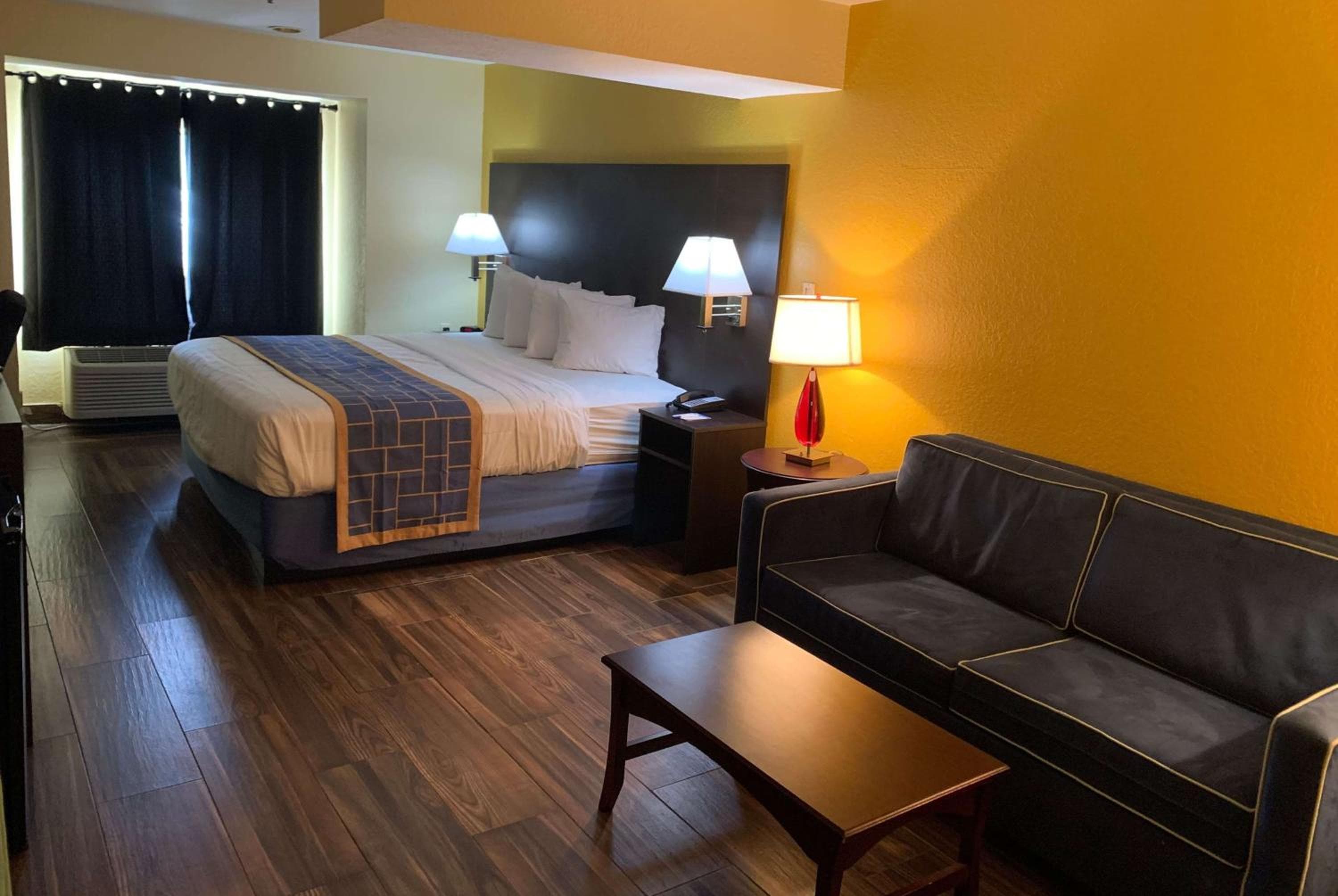 Days Inn & Suites by Wyndham Tampa/Raymond James Stadium — 9
