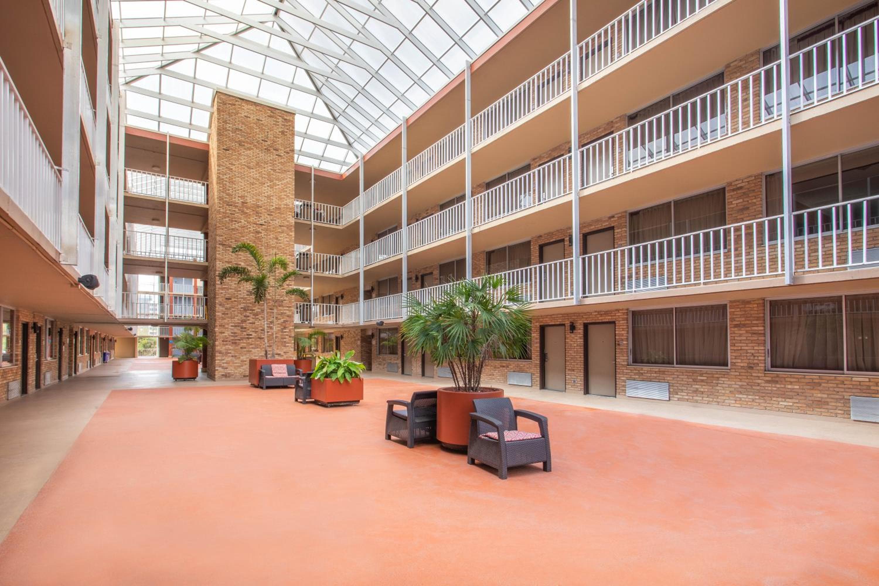 Ramada by Wyndham Tampa Westshore Aeroporto Sud — 9