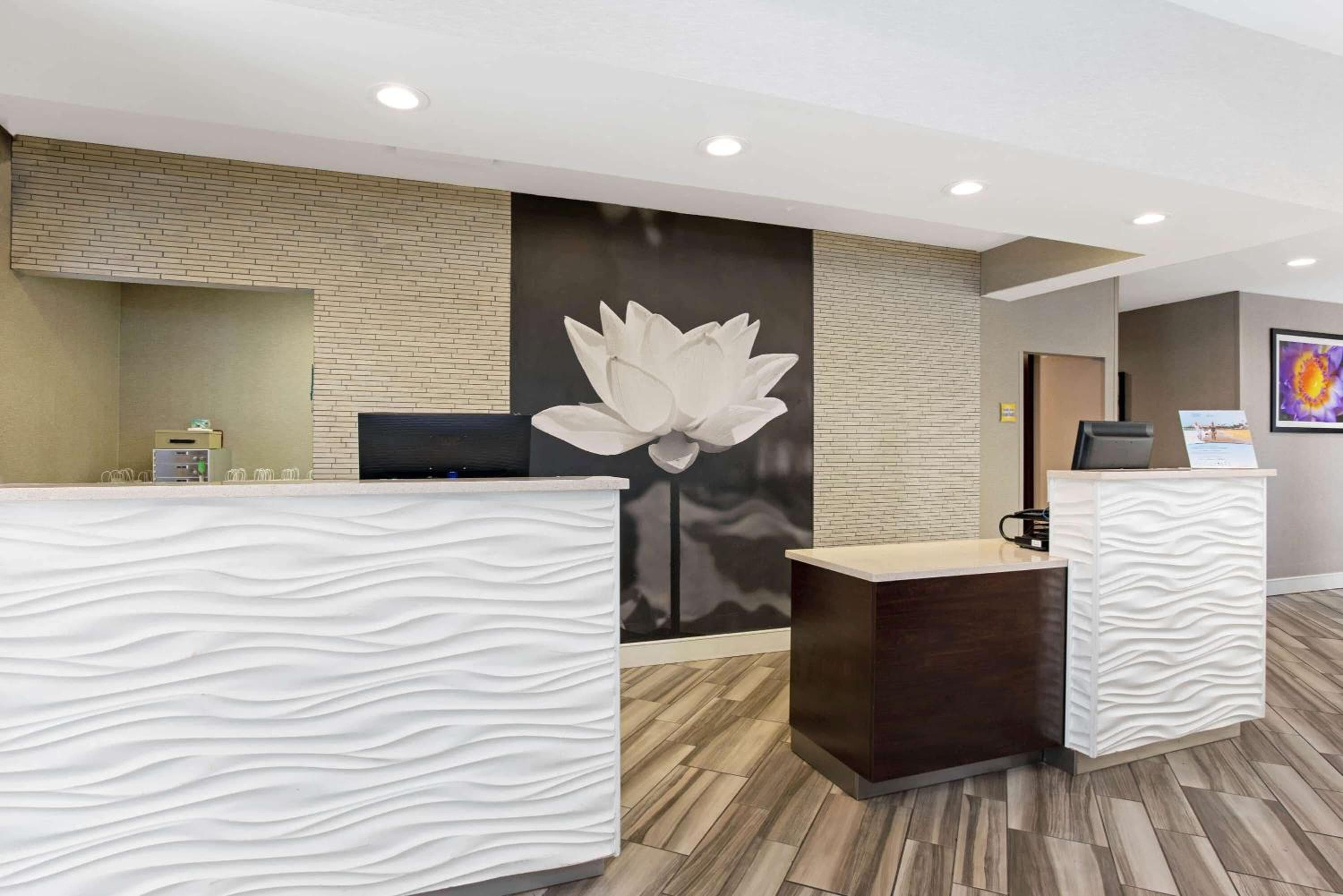La Quinta by Wyndham Orlando Airport - On Property Food Trucks & Free Airport Shuttle! — 11
