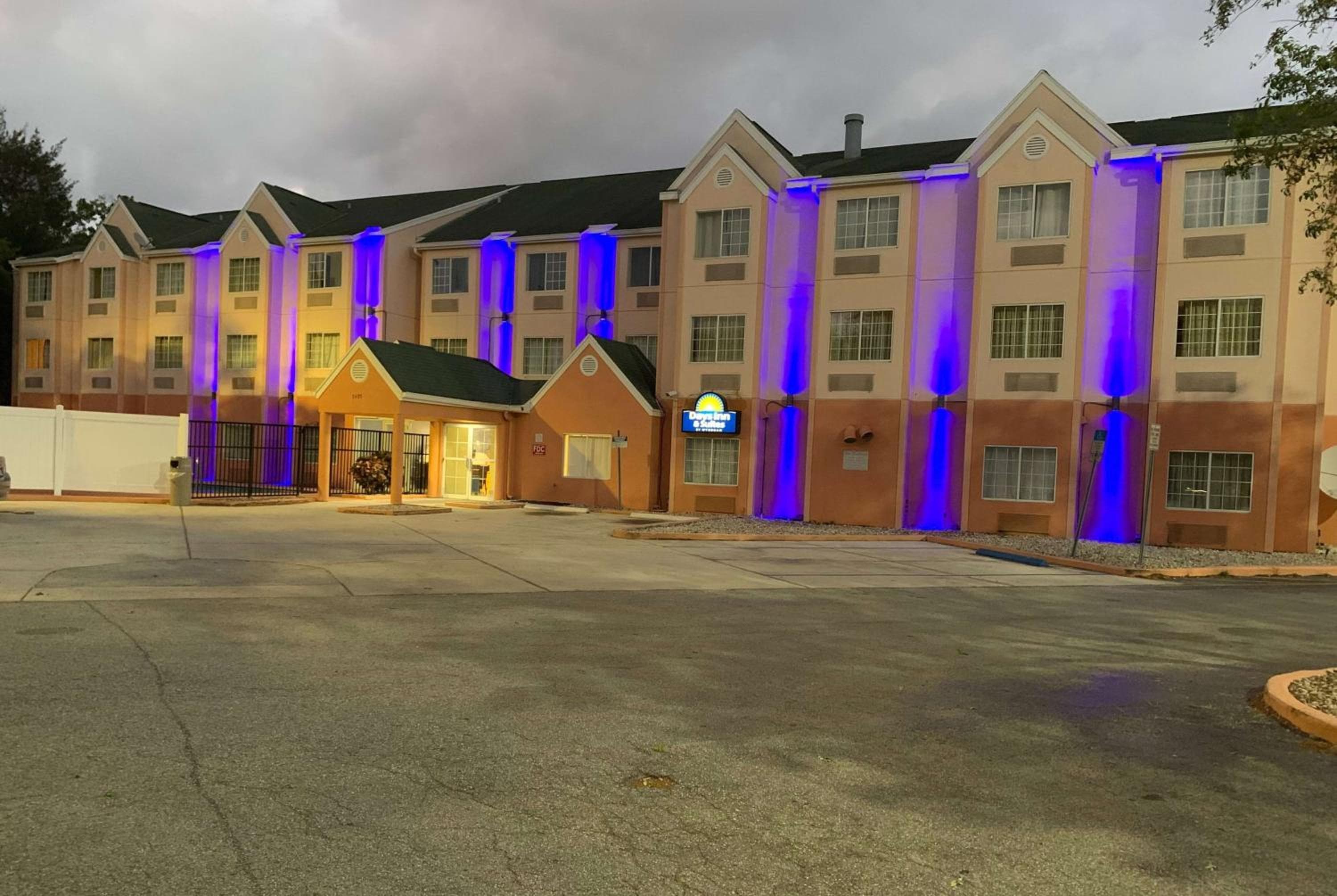 Days Inn & Suites by Wyndham Tampa/Raymond James Stadium — 1