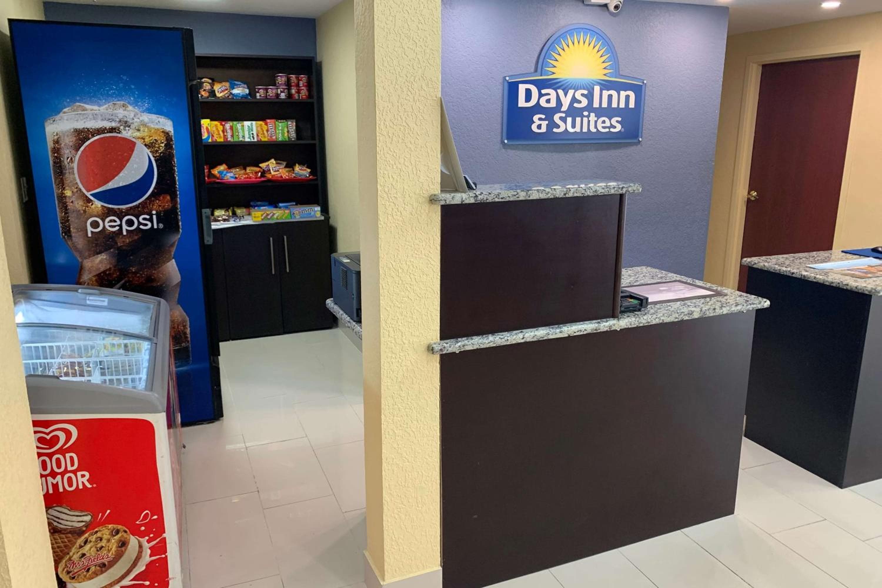 Days Inn & Suites by Wyndham Tampa/Raymond James Stadium — 3