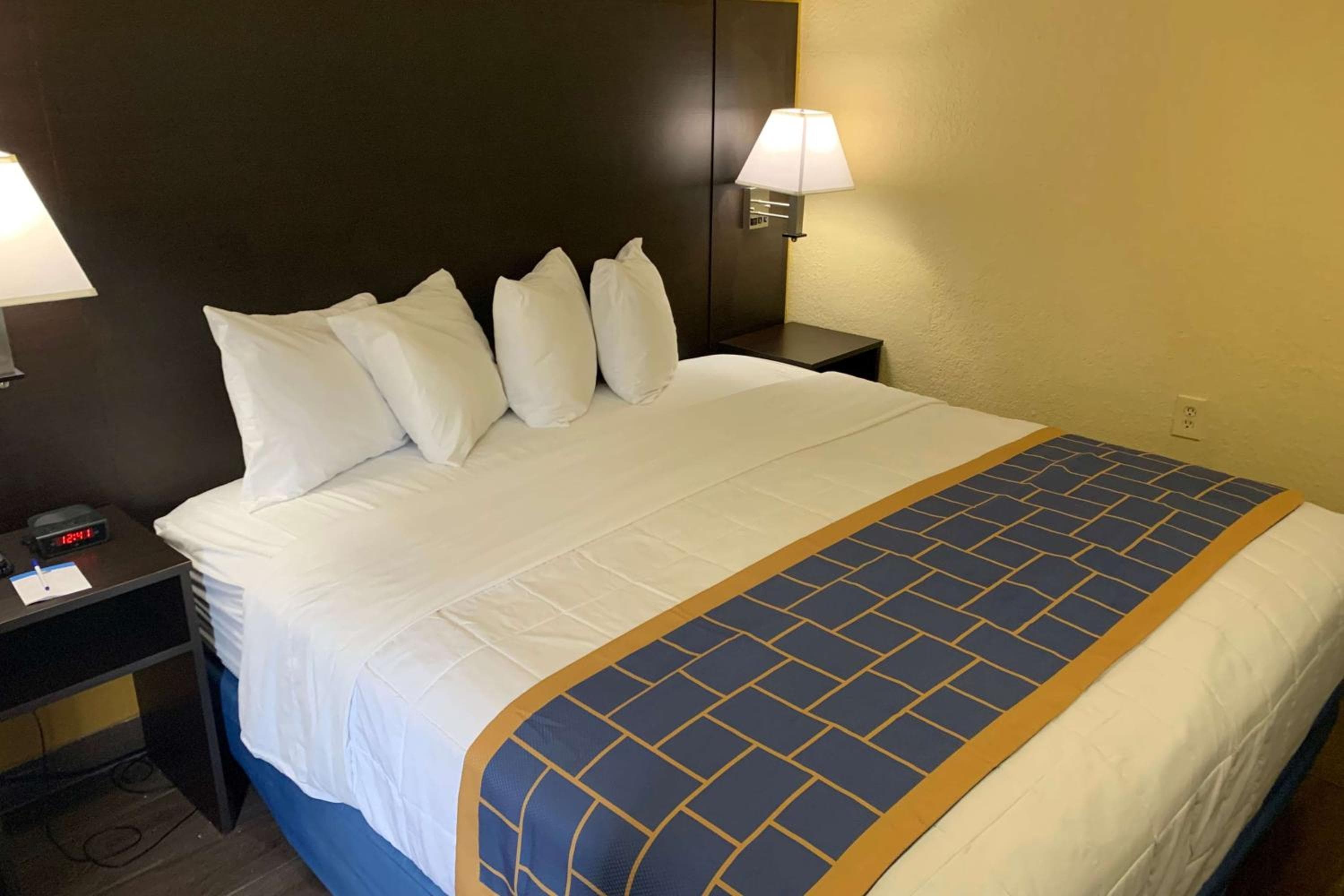 Days Inn & Suites by Wyndham Tampa/Raymond James Stadium — 16