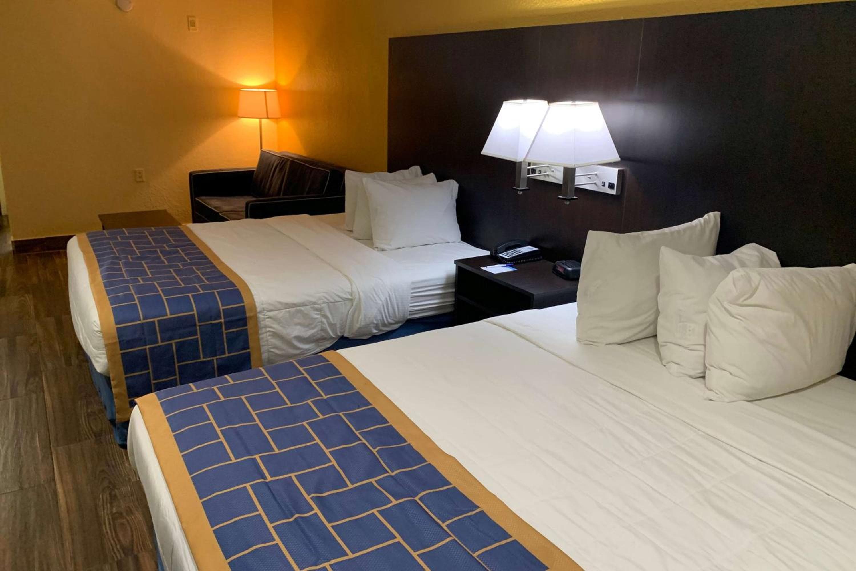 Days Inn & Suites by Wyndham Tampa/Raymond James Stadium — 22