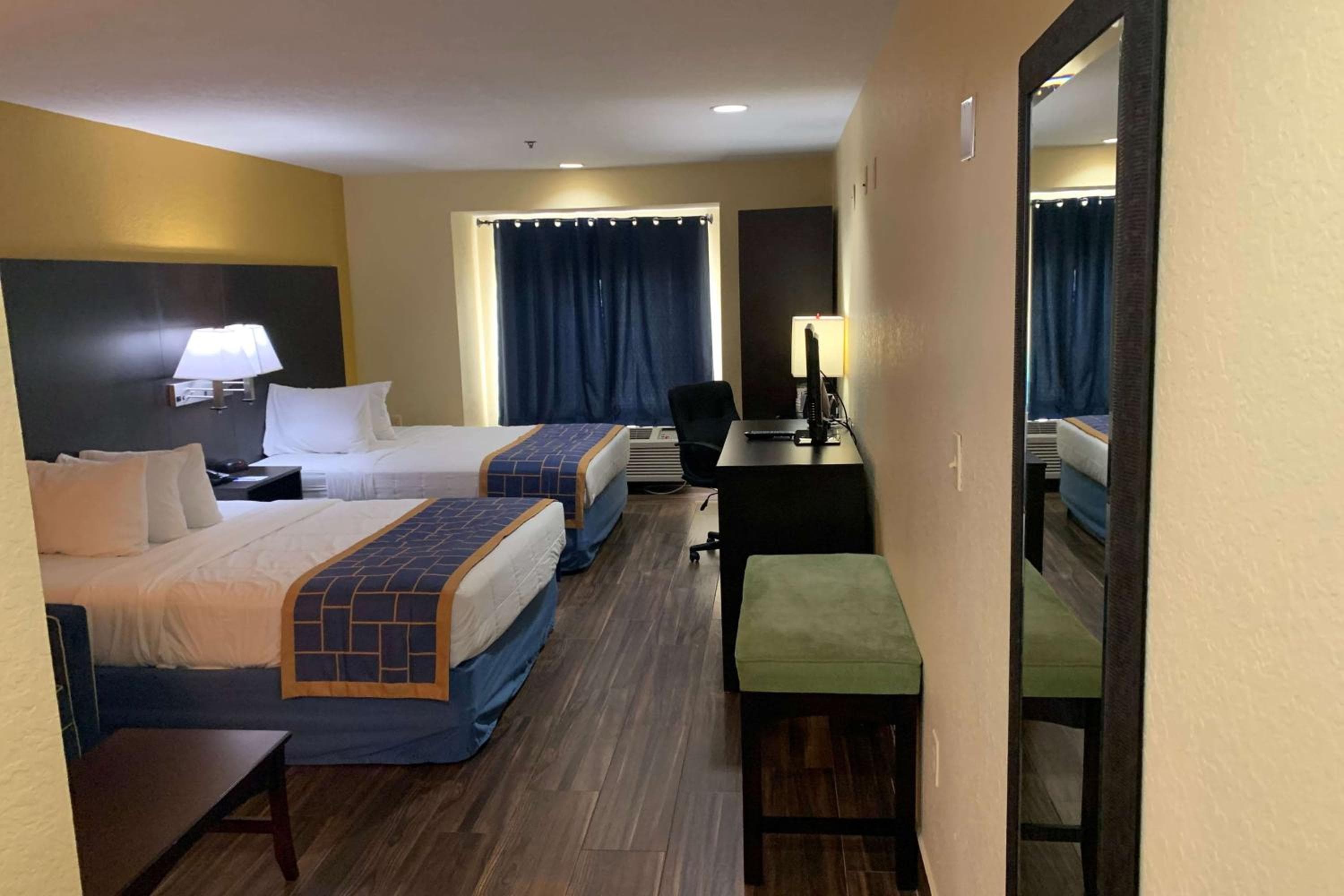 Days Inn & Suites by Wyndham Tampa/Raymond James Stadium — 21