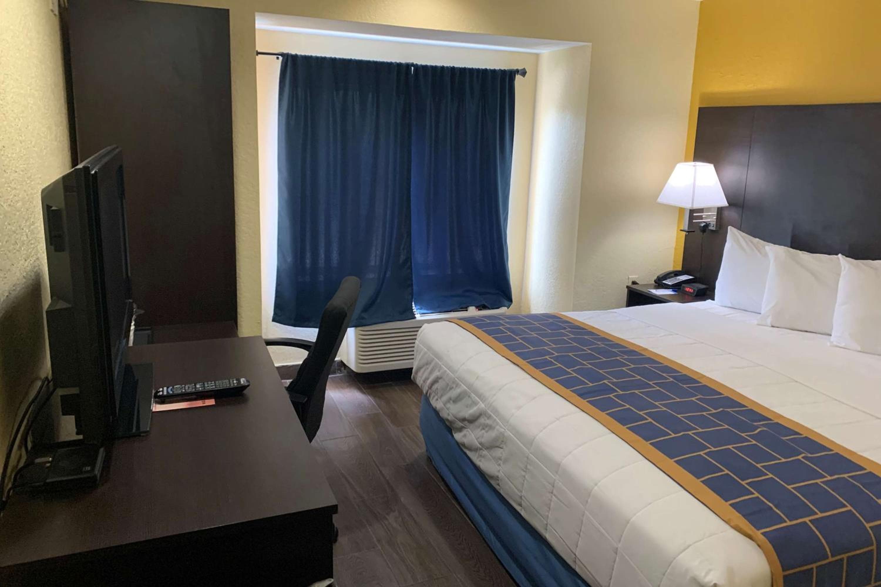 Days Inn & Suites by Wyndham Tampa/Raymond James Stadium — 17