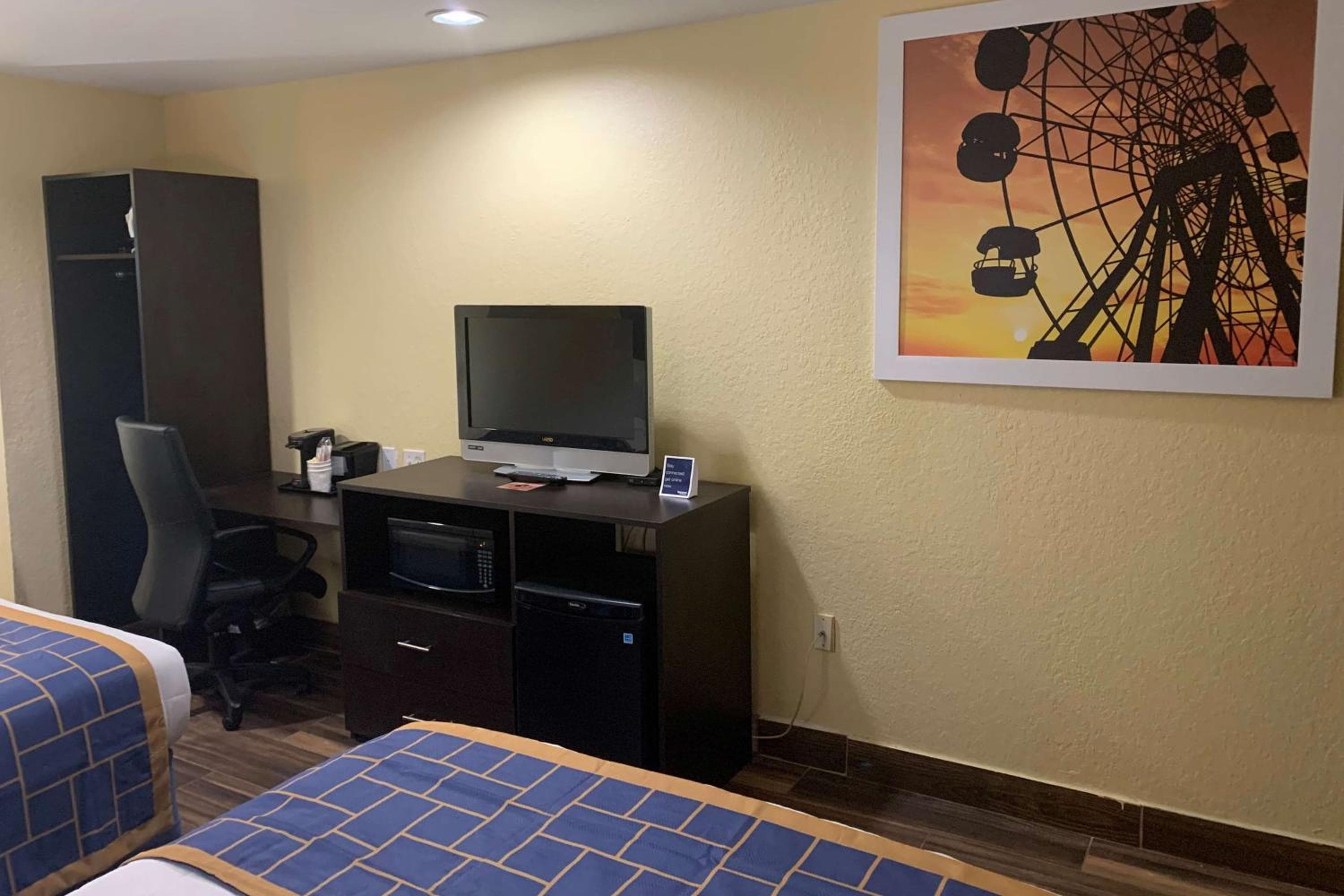 Days Inn & Suites by Wyndham Tampa/Raymond James Stadium — 20