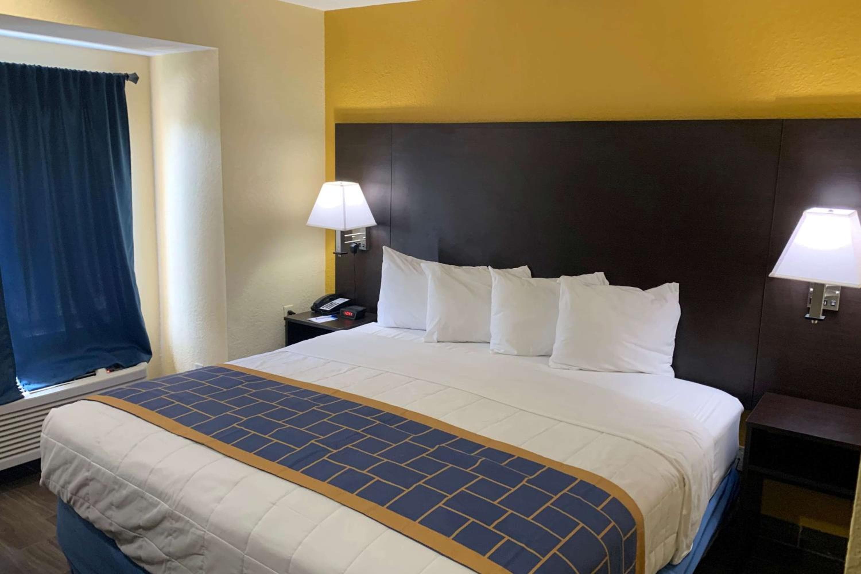 Days Inn & Suites by Wyndham Tampa/Raymond James Stadium — 18