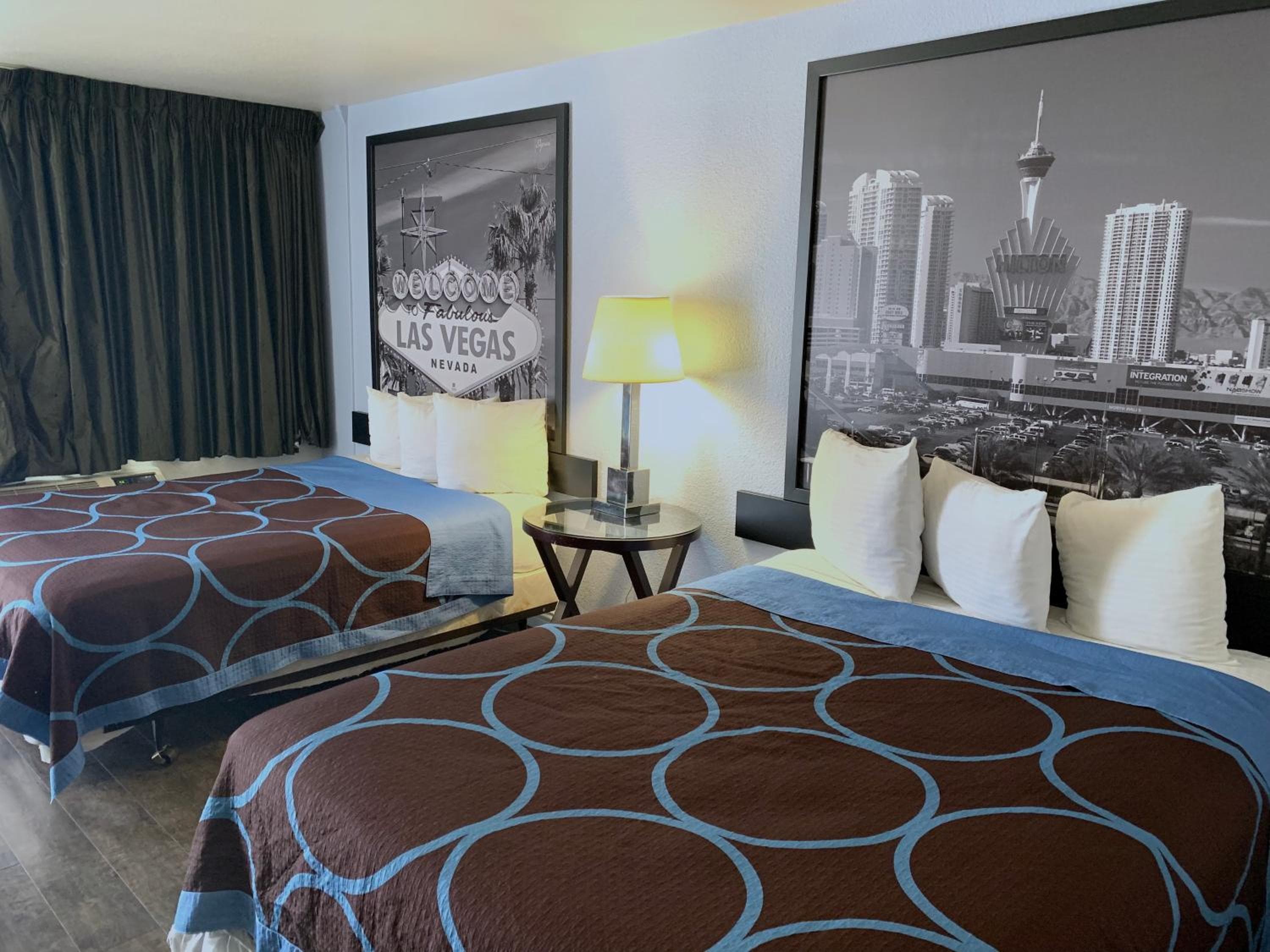 Super 8 by Wyndham Las Vegas North Strip/Zona de Fremont St. — 10
