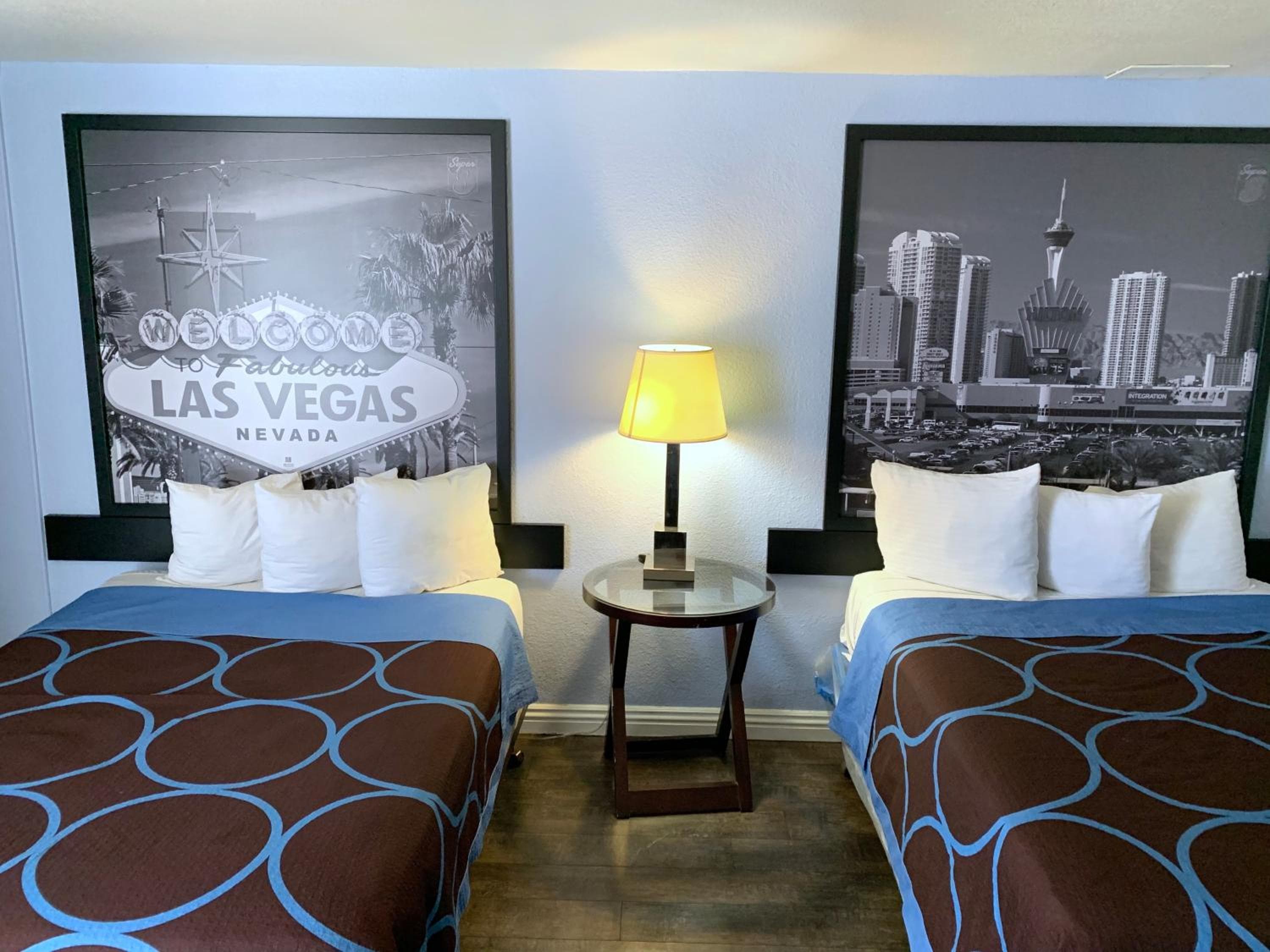 Super 8 by Wyndham Las Vegas North Strip/Zona de Fremont St. — 11