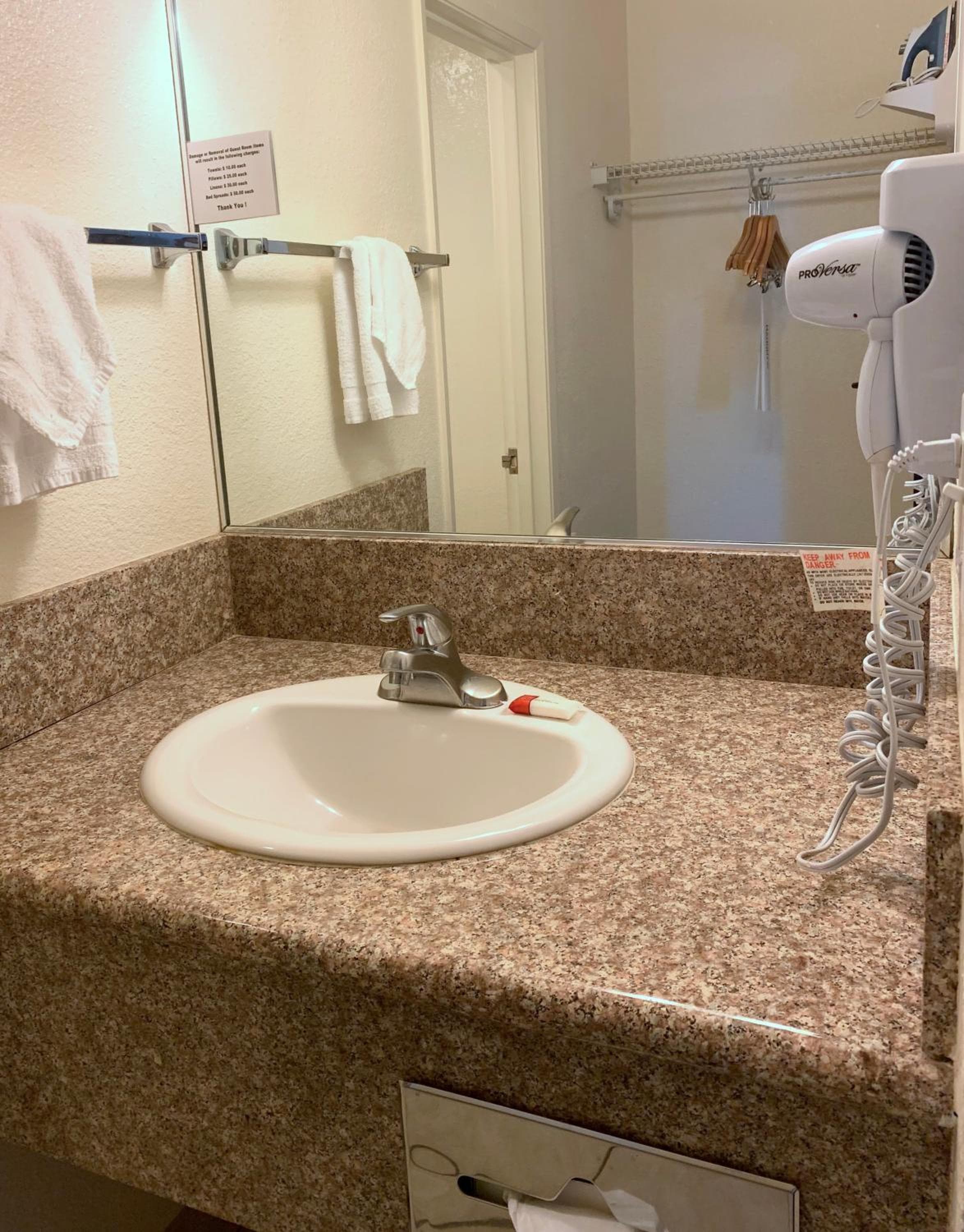 Super 8 by Wyndham Las Vegas North Strip/Zona de Fremont St. — 17