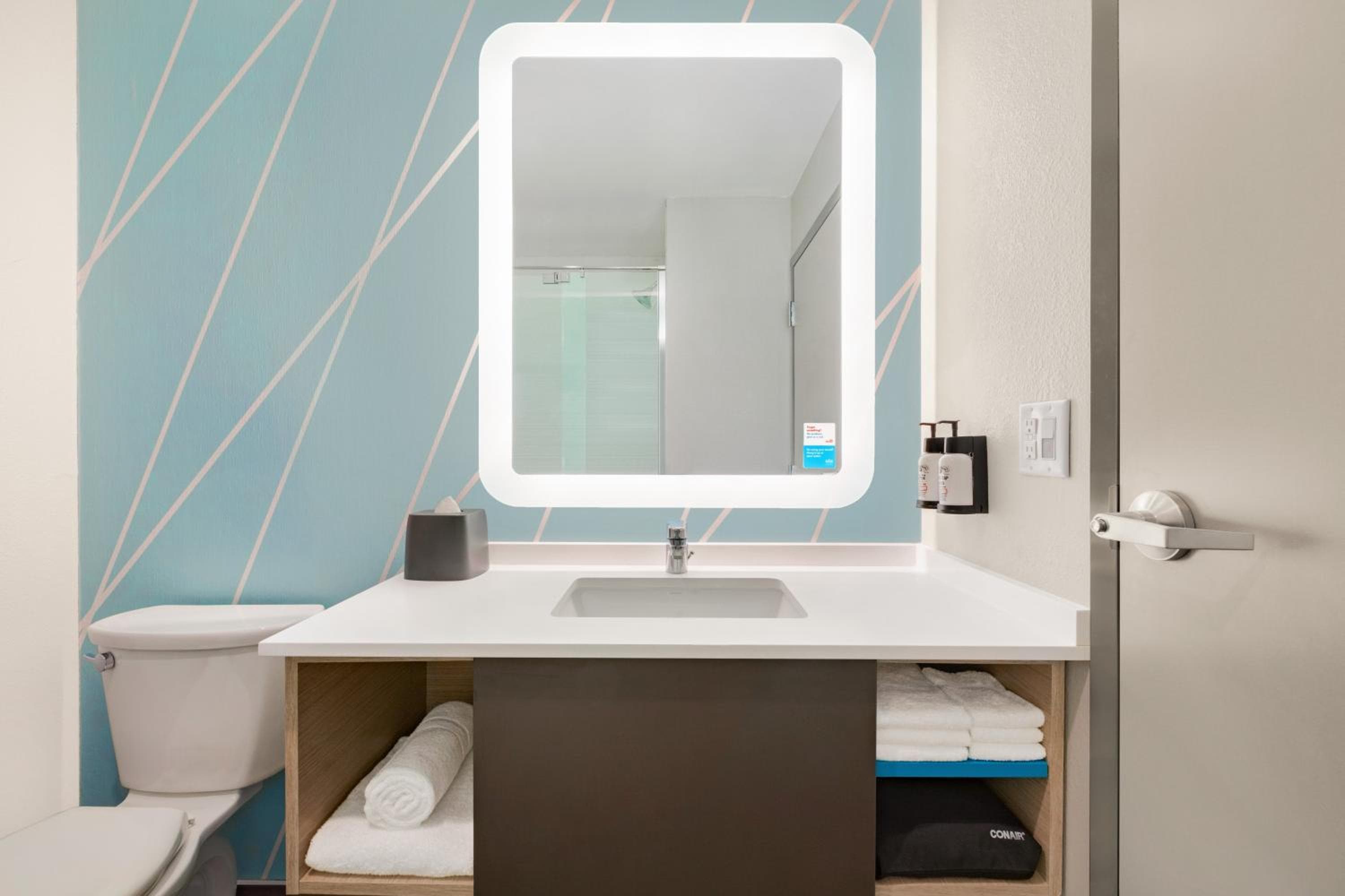 avid hotels - Orlando International Airport by IHG — 7