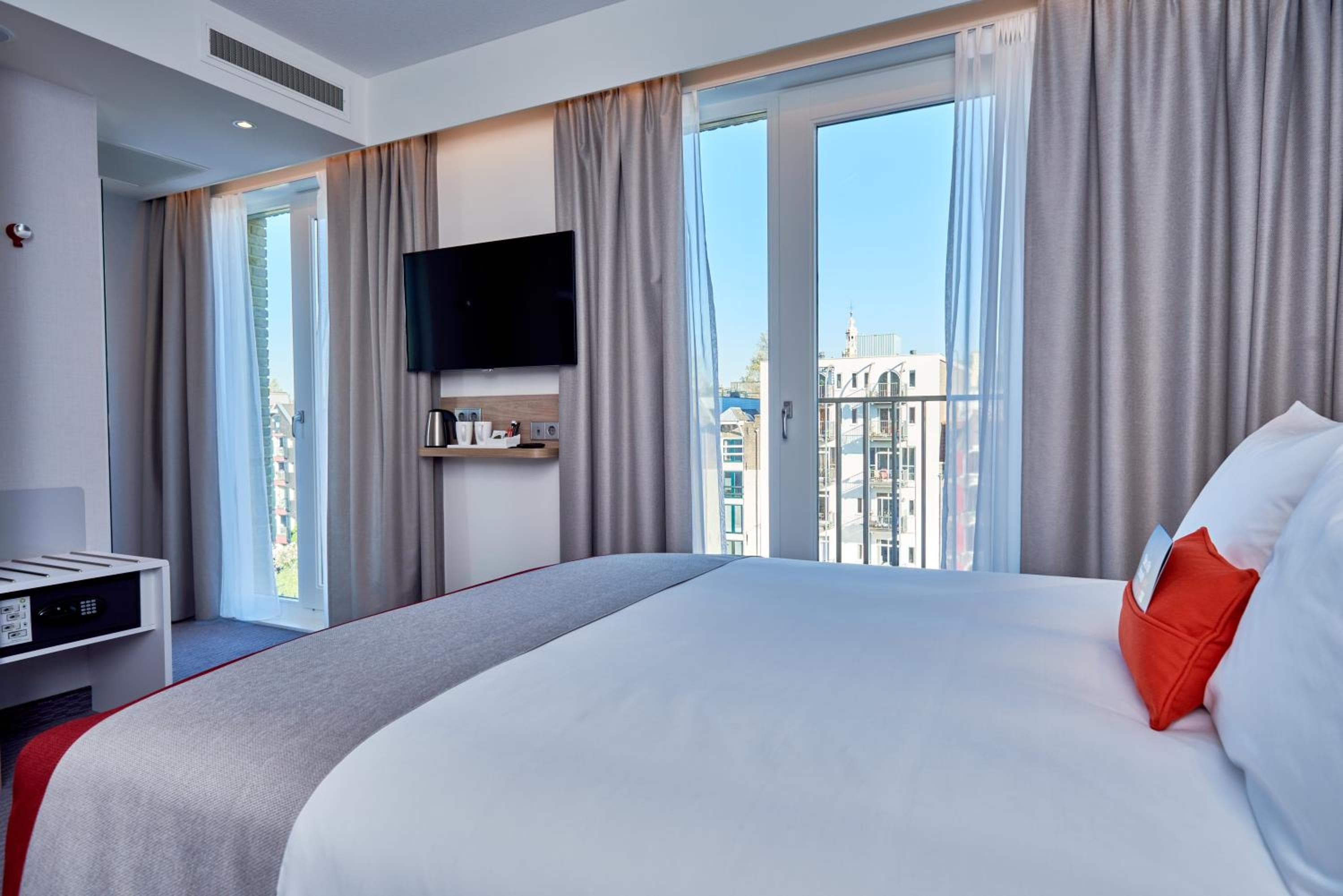 Holiday Inn Express Amsterdam - City Hall by IHG — 1