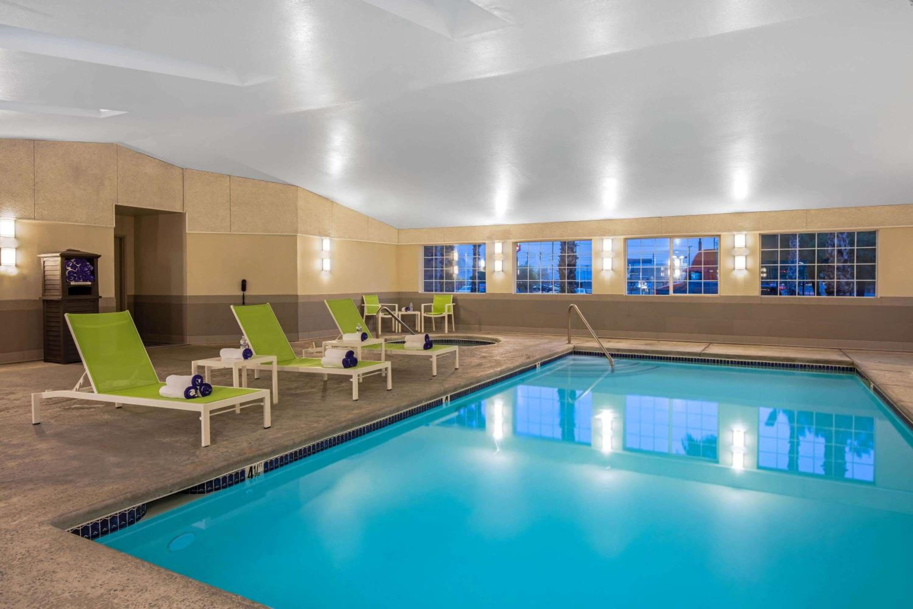 La Quinta Inn & Suites by Wyndham Las Vegas Nellis — 6