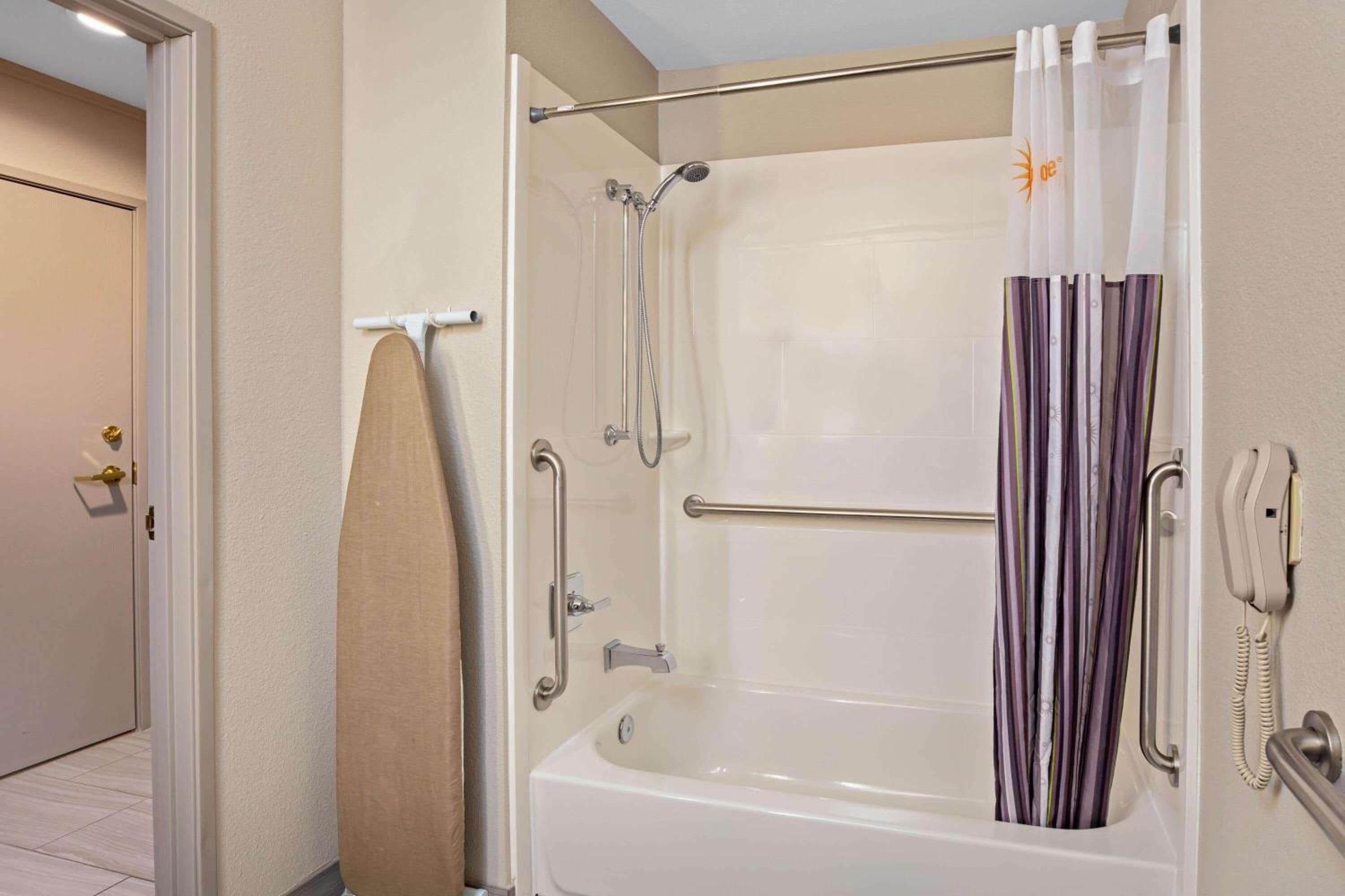 La Quinta Inn & Suites by Wyndham Las Vegas Nellis — 17