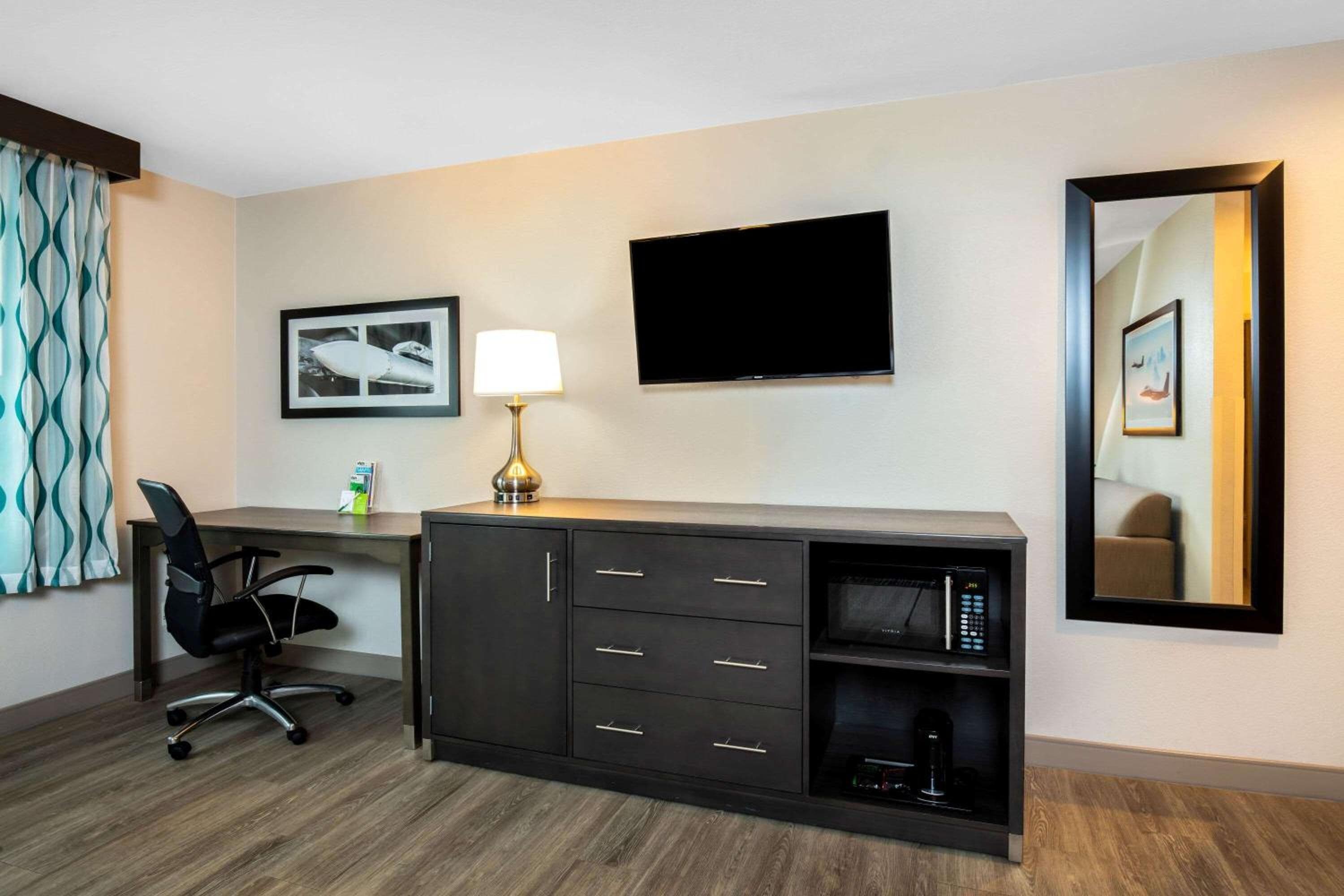 La Quinta Inn & Suites by Wyndham Las Vegas Nellis — 19