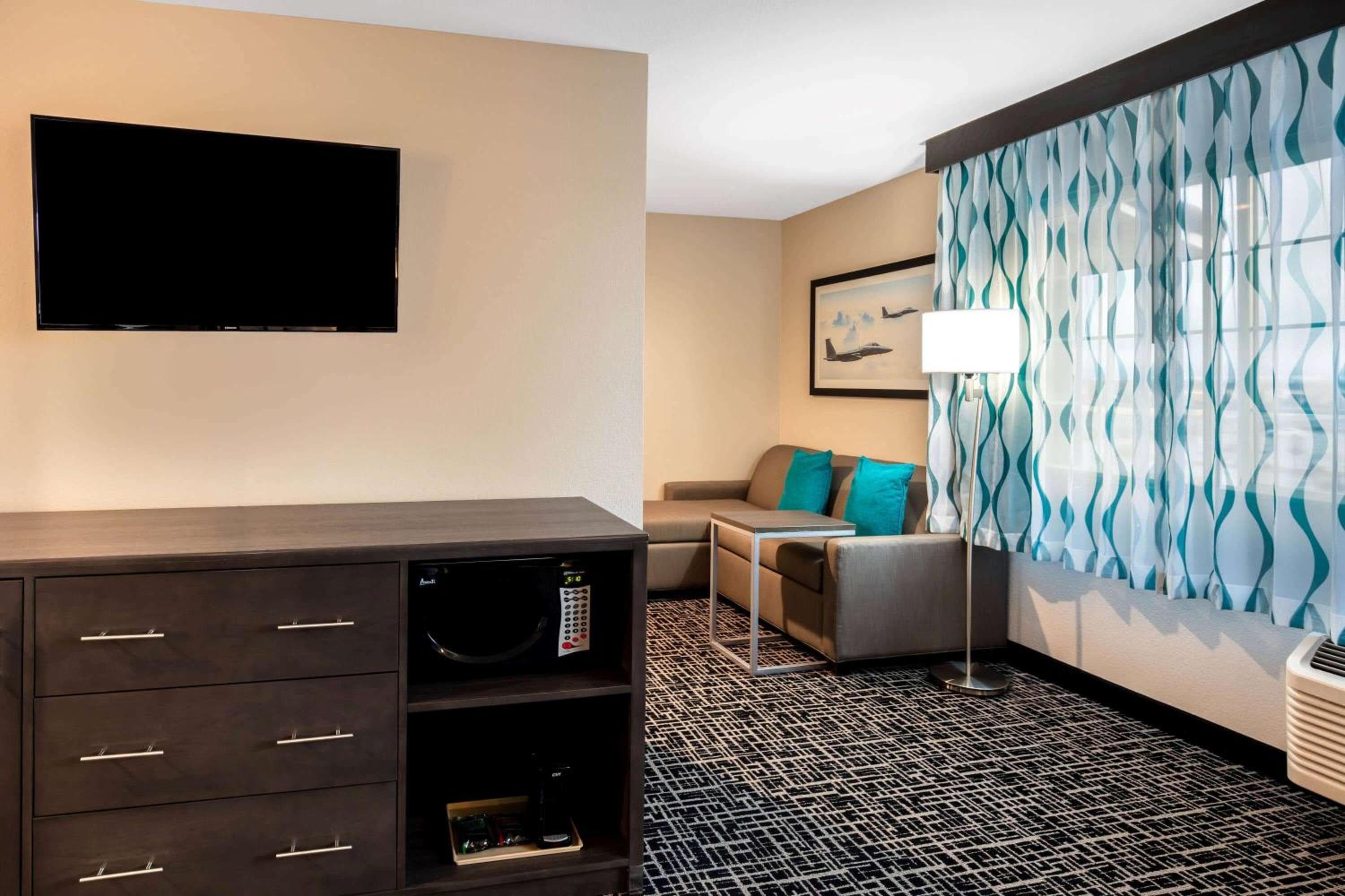 La Quinta Inn & Suites by Wyndham Las Vegas Nellis — 26