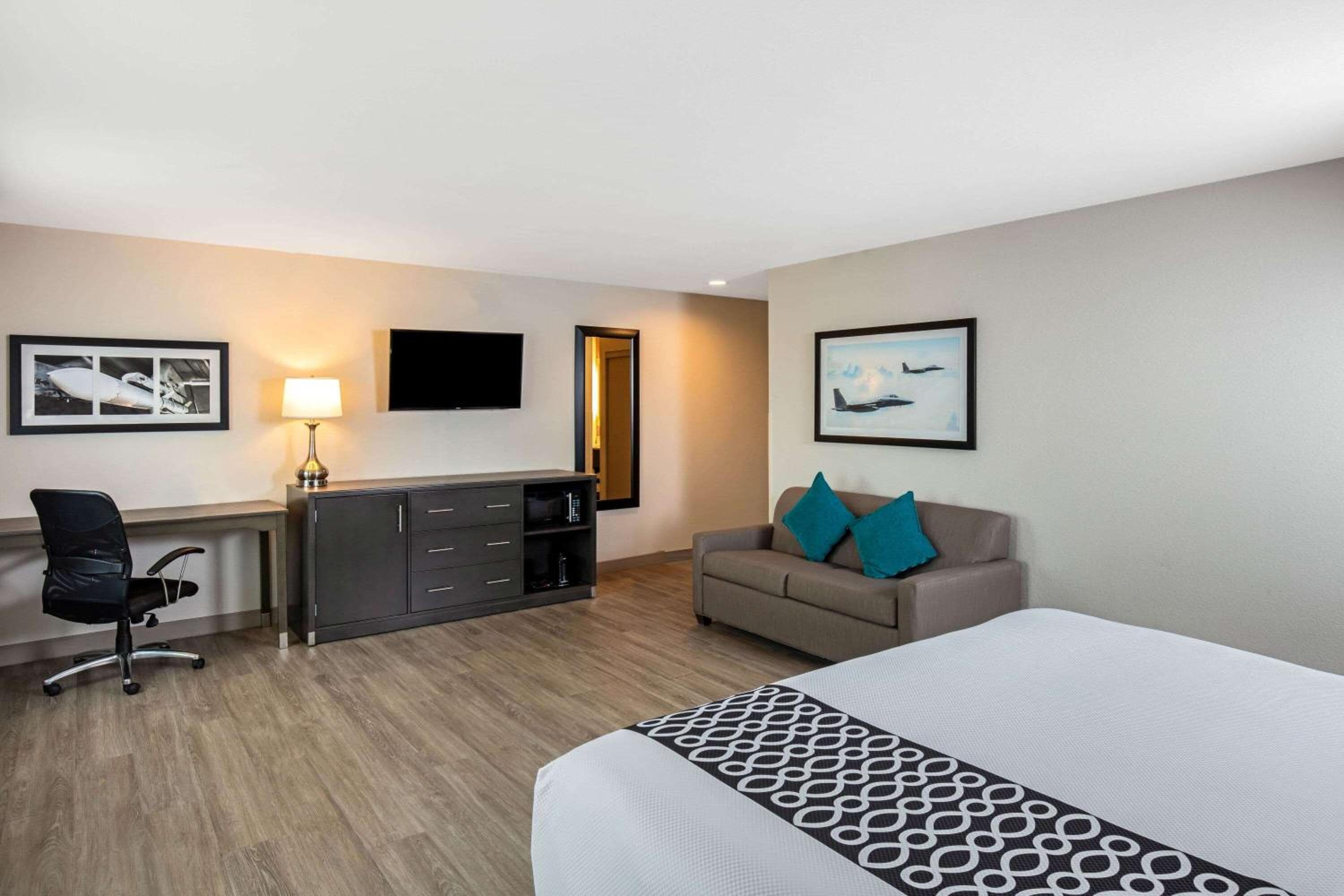 La Quinta Inn & Suites by Wyndham Las Vegas Nellis — 24
