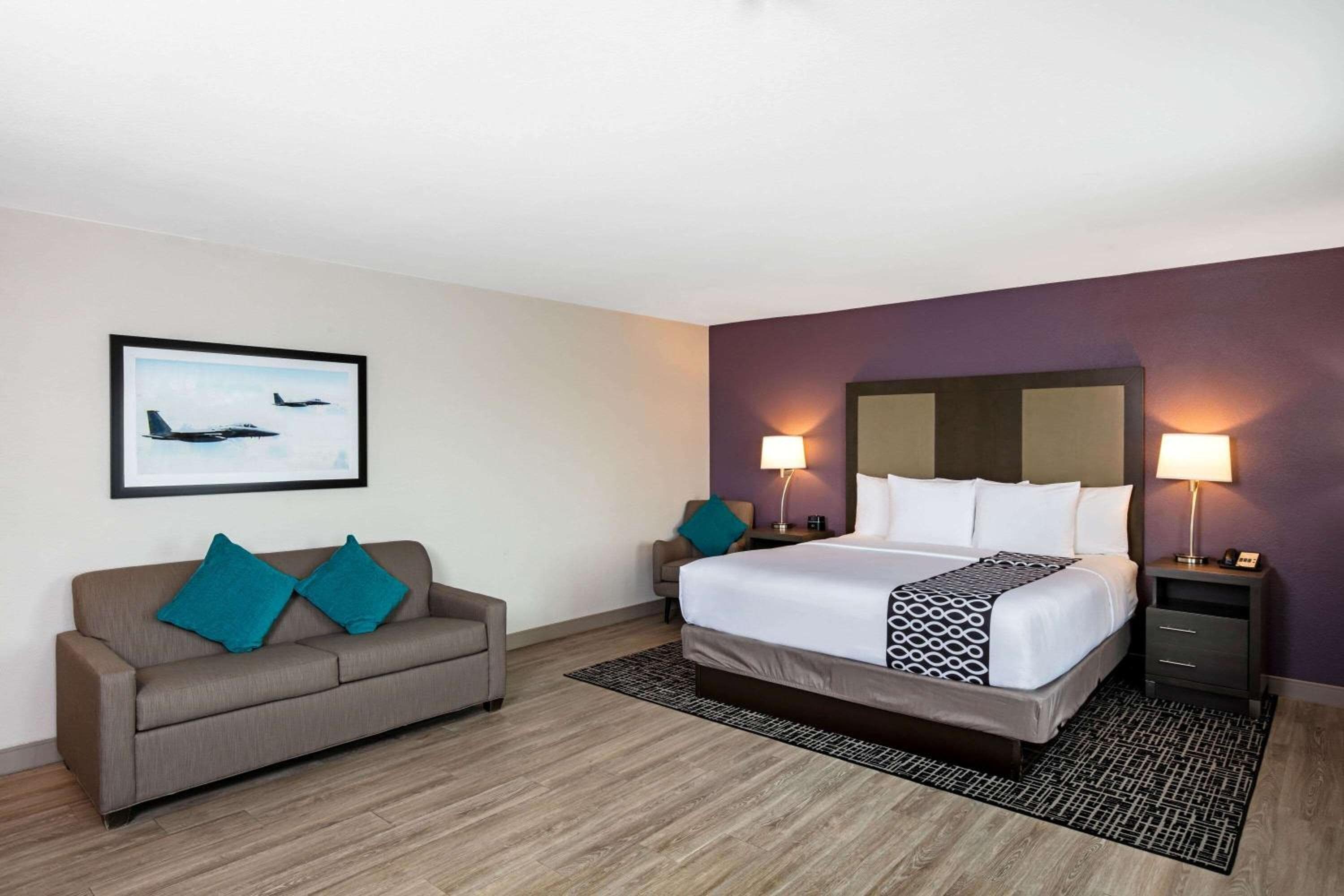La Quinta Inn & Suites by Wyndham Las Vegas Nellis — 23