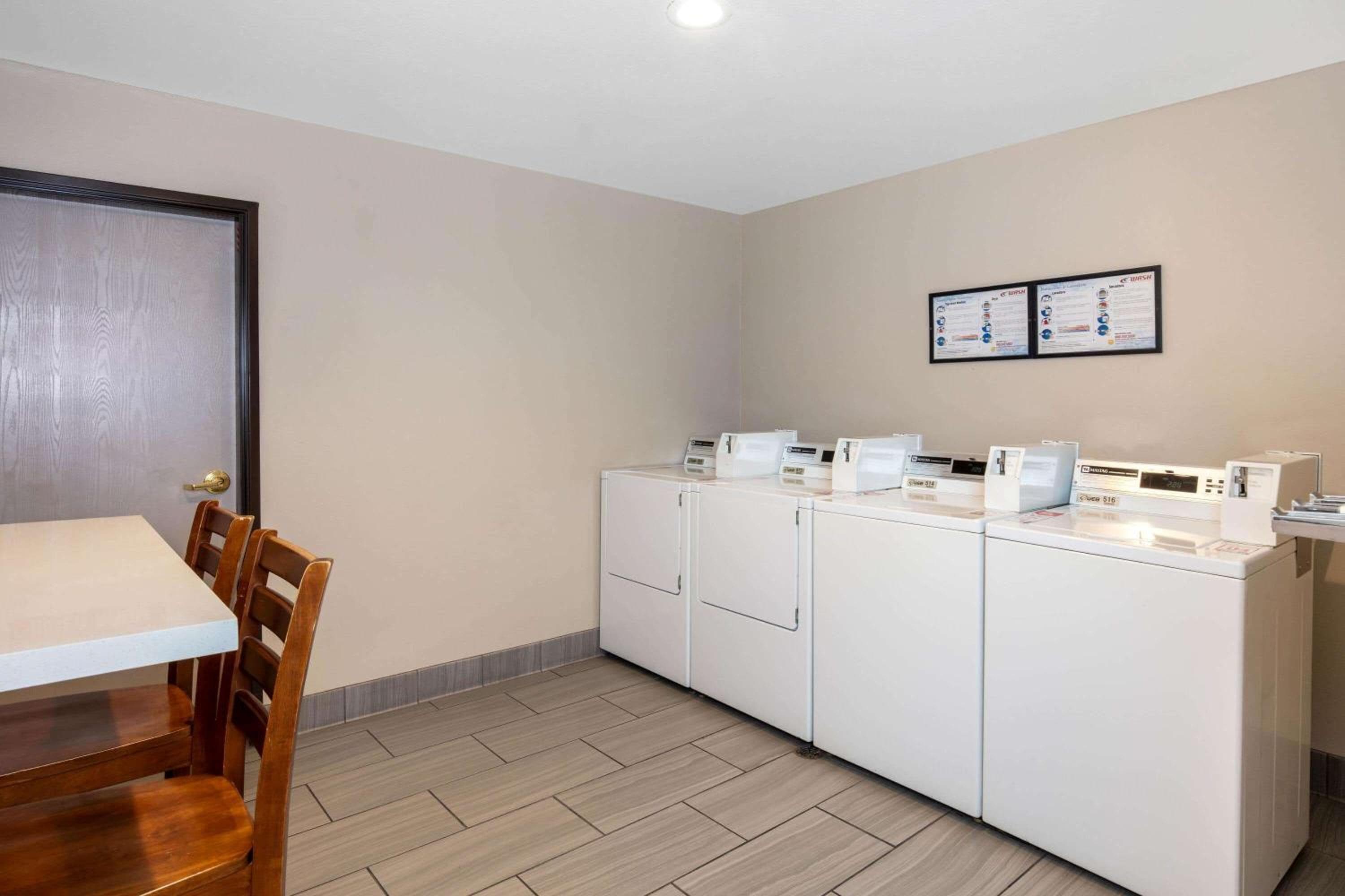 La Quinta Inn & Suites by Wyndham Las Vegas Nellis — 30