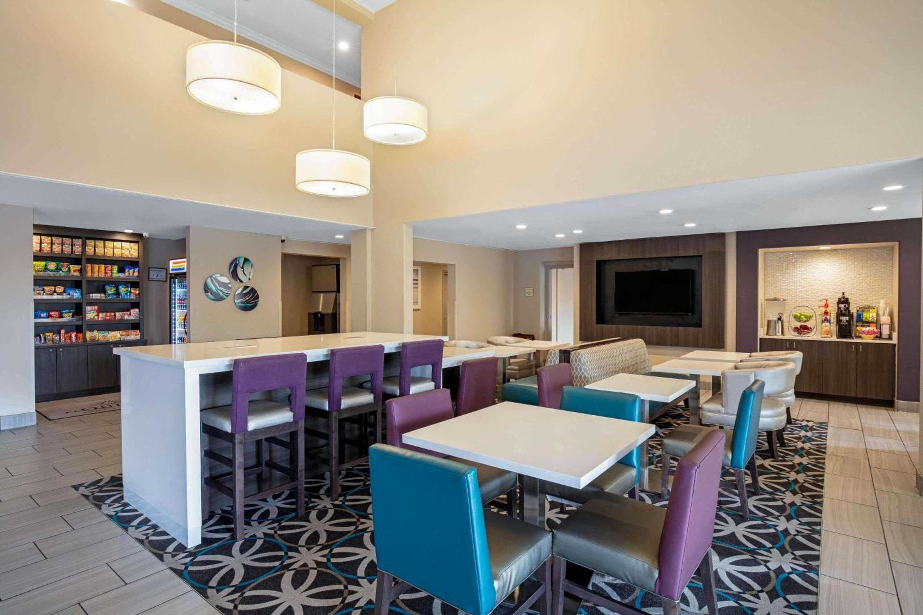 La Quinta Inn & Suites by Wyndham Las Vegas Nellis — 24