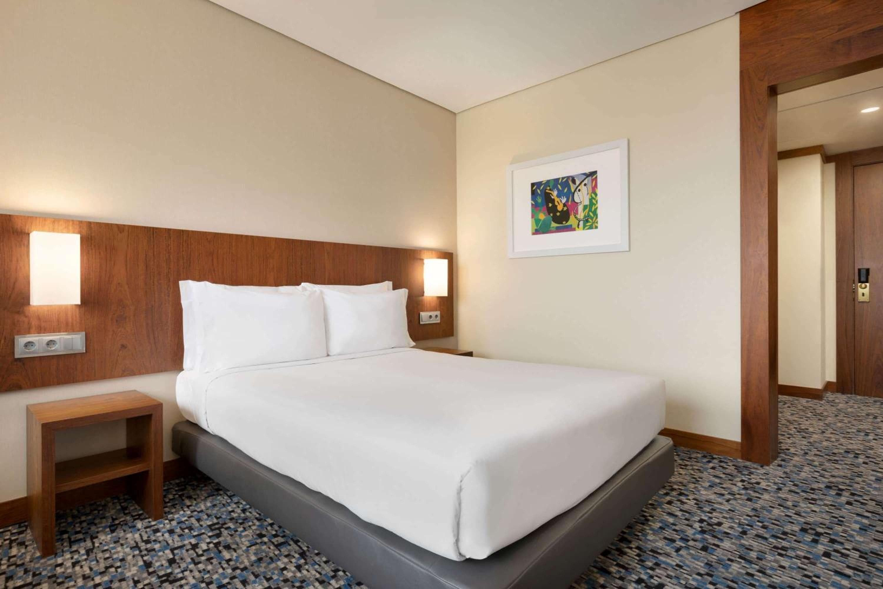 Ramada by Wyndham Lisbon — 11