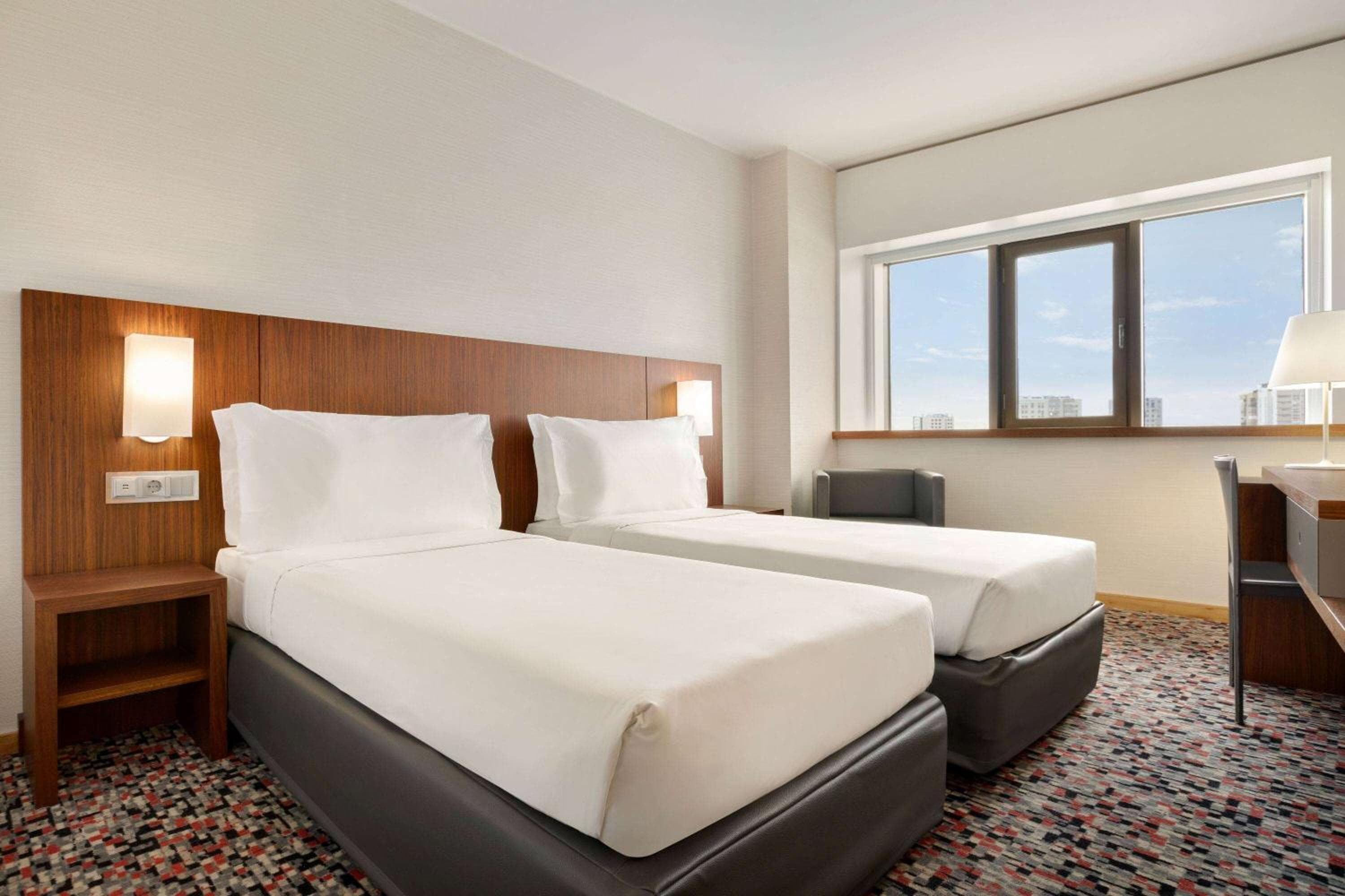 Ramada by Wyndham Lisbon — 3