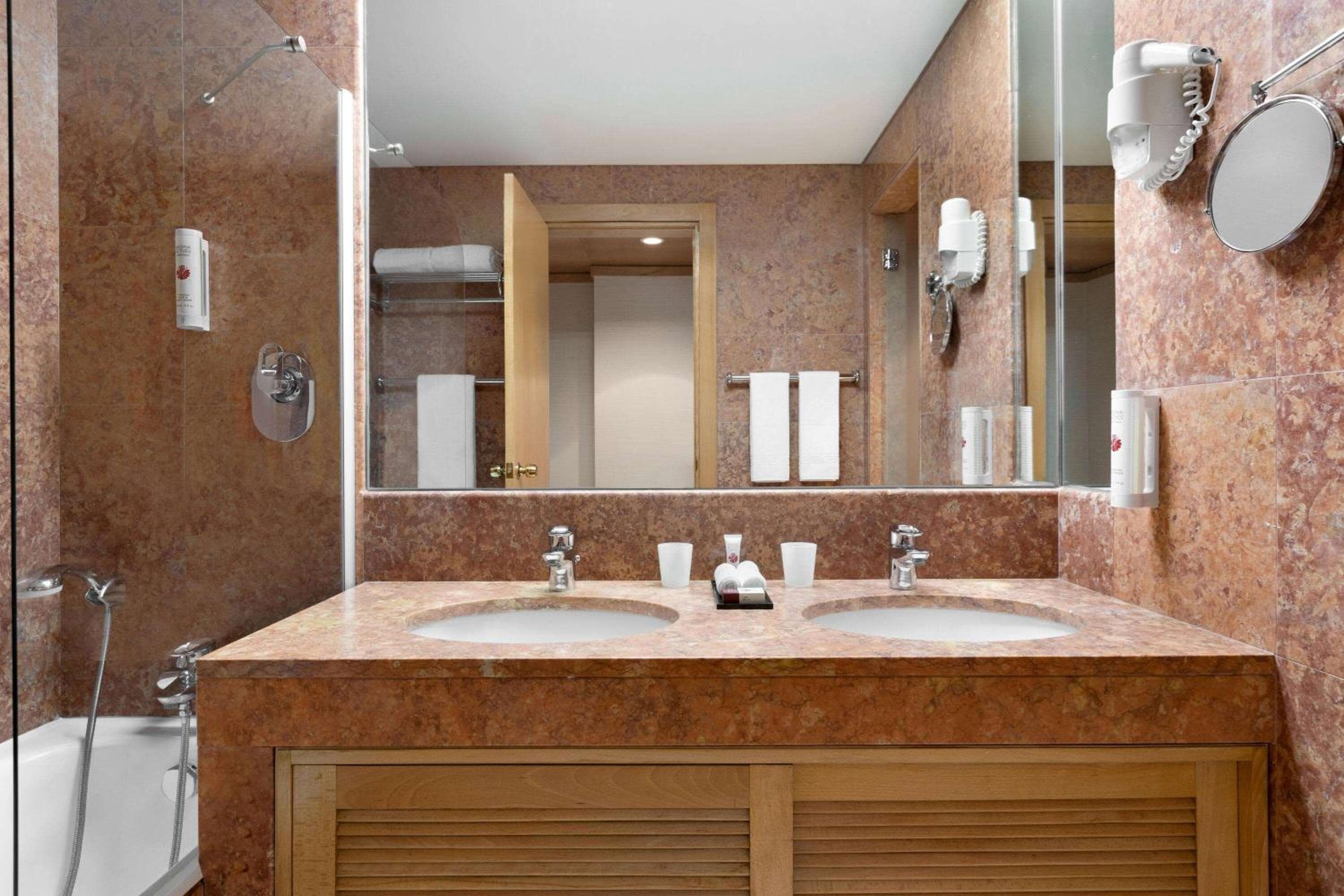 Ramada by Wyndham Lisbon — 23