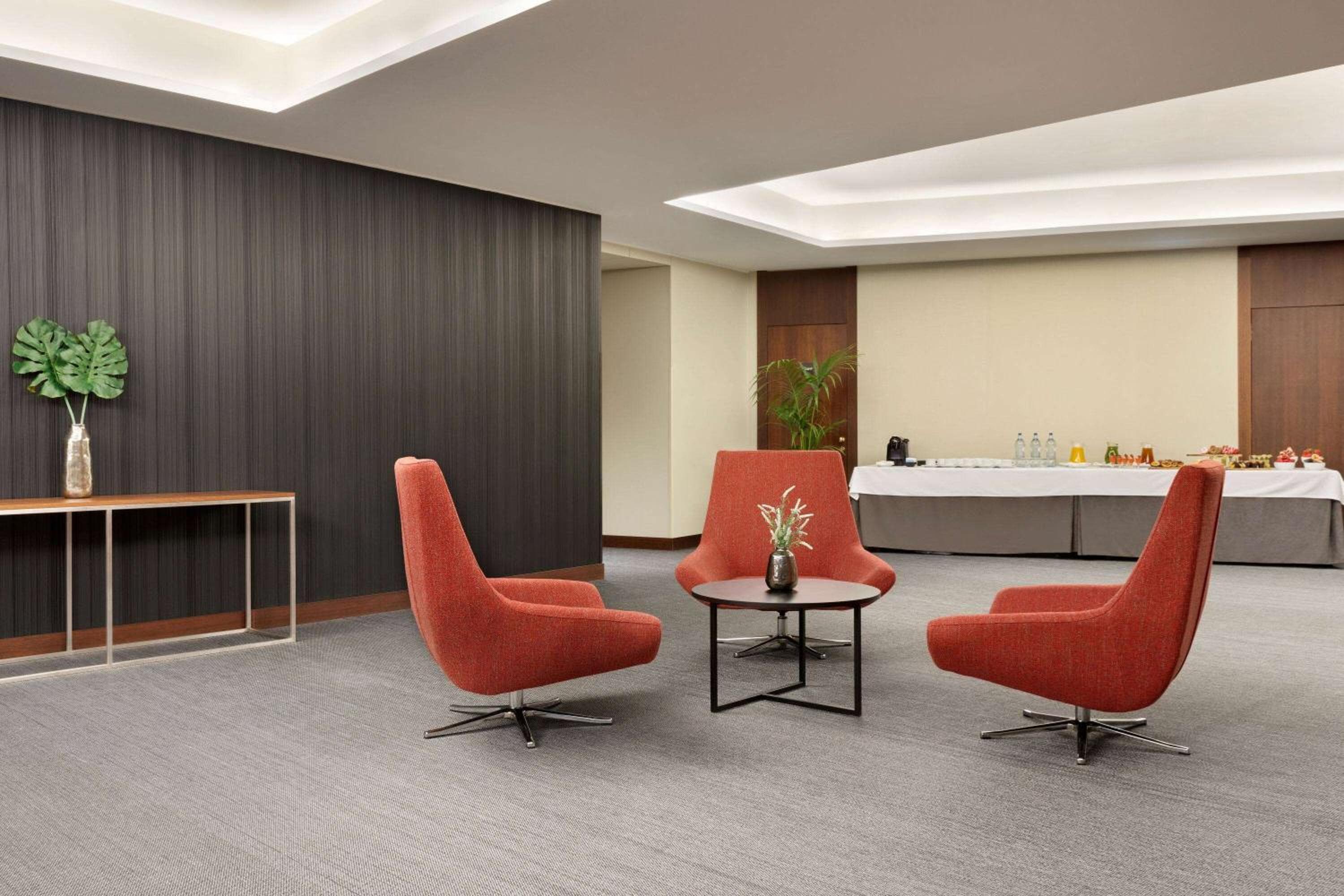 Ramada by Wyndham Lisbon — 8