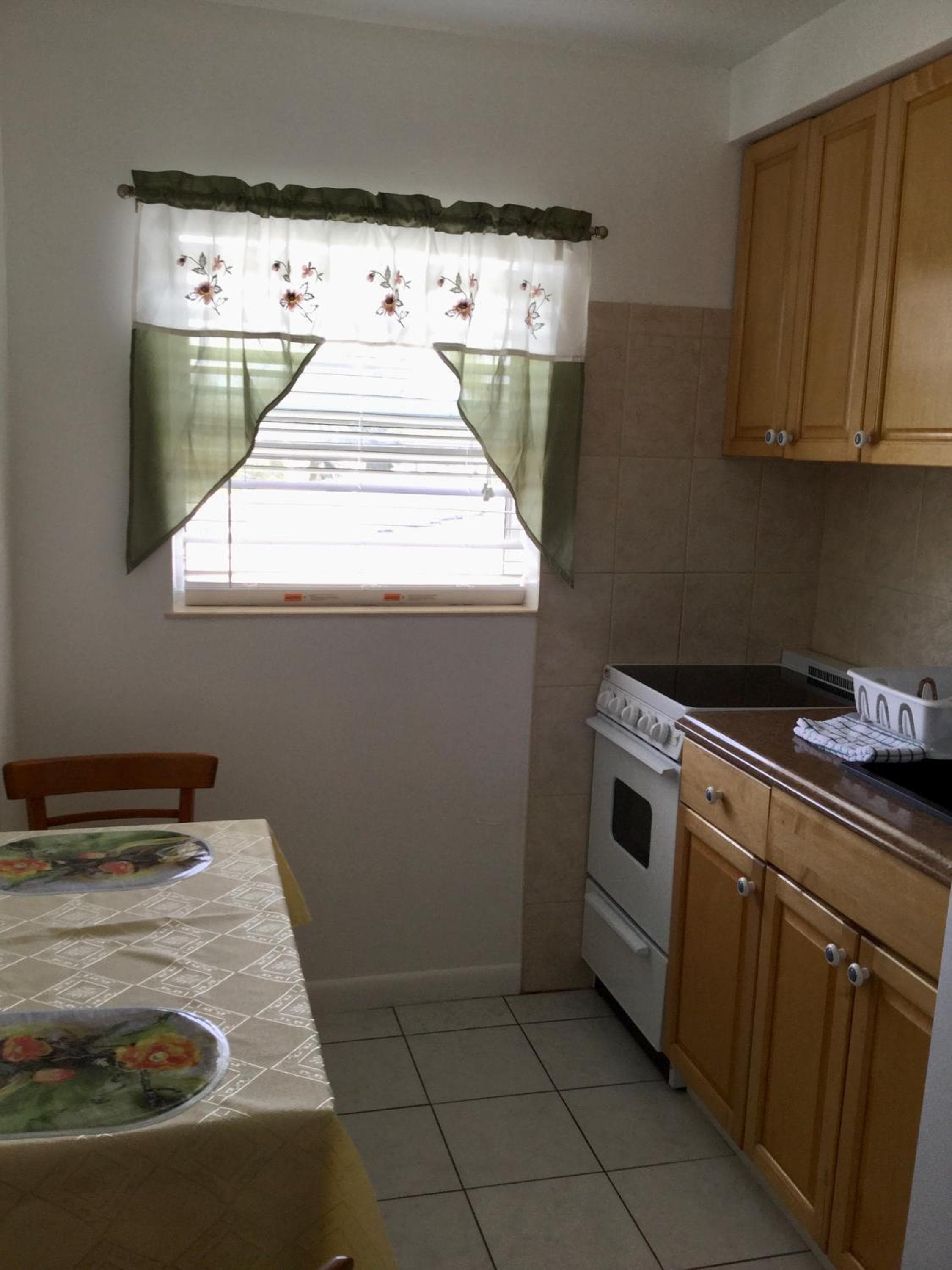 Breakaway Inn Guest House — 10