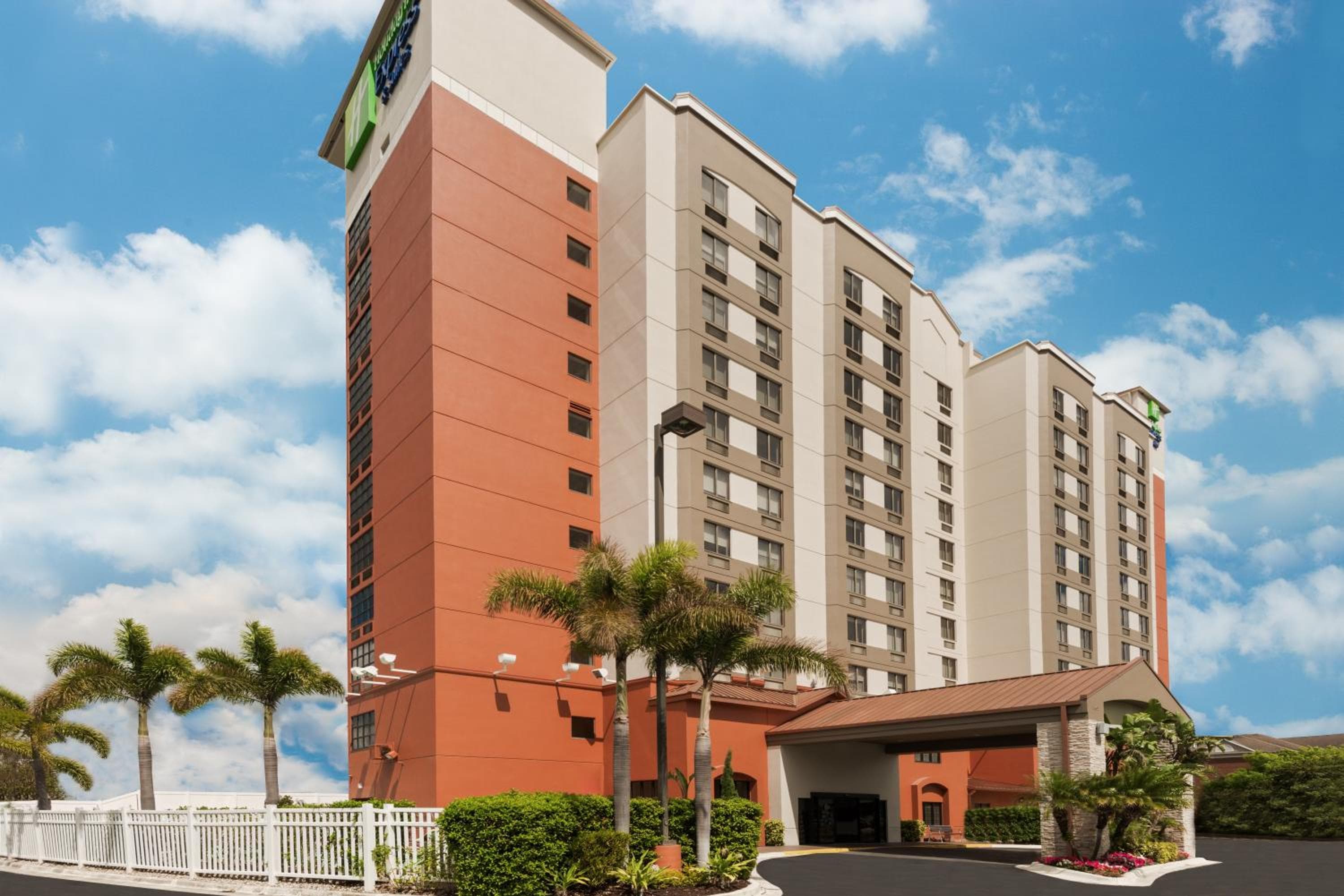 Holiday Inn Express & Suites: Universal Orlando más cercano, un hotel IHG — 1