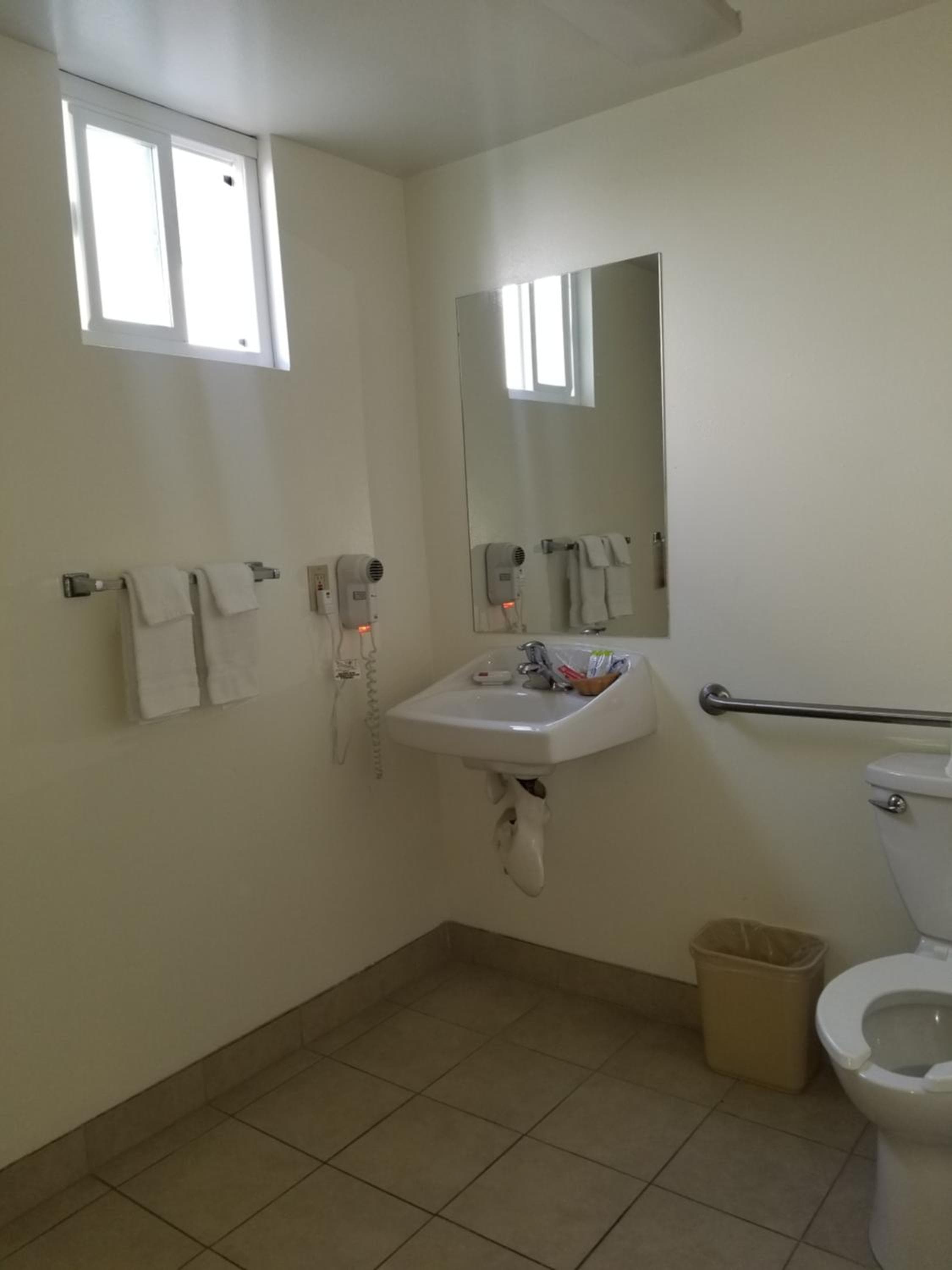 Super 8 by Wyndham Los Angeles-Culver City Area — 13