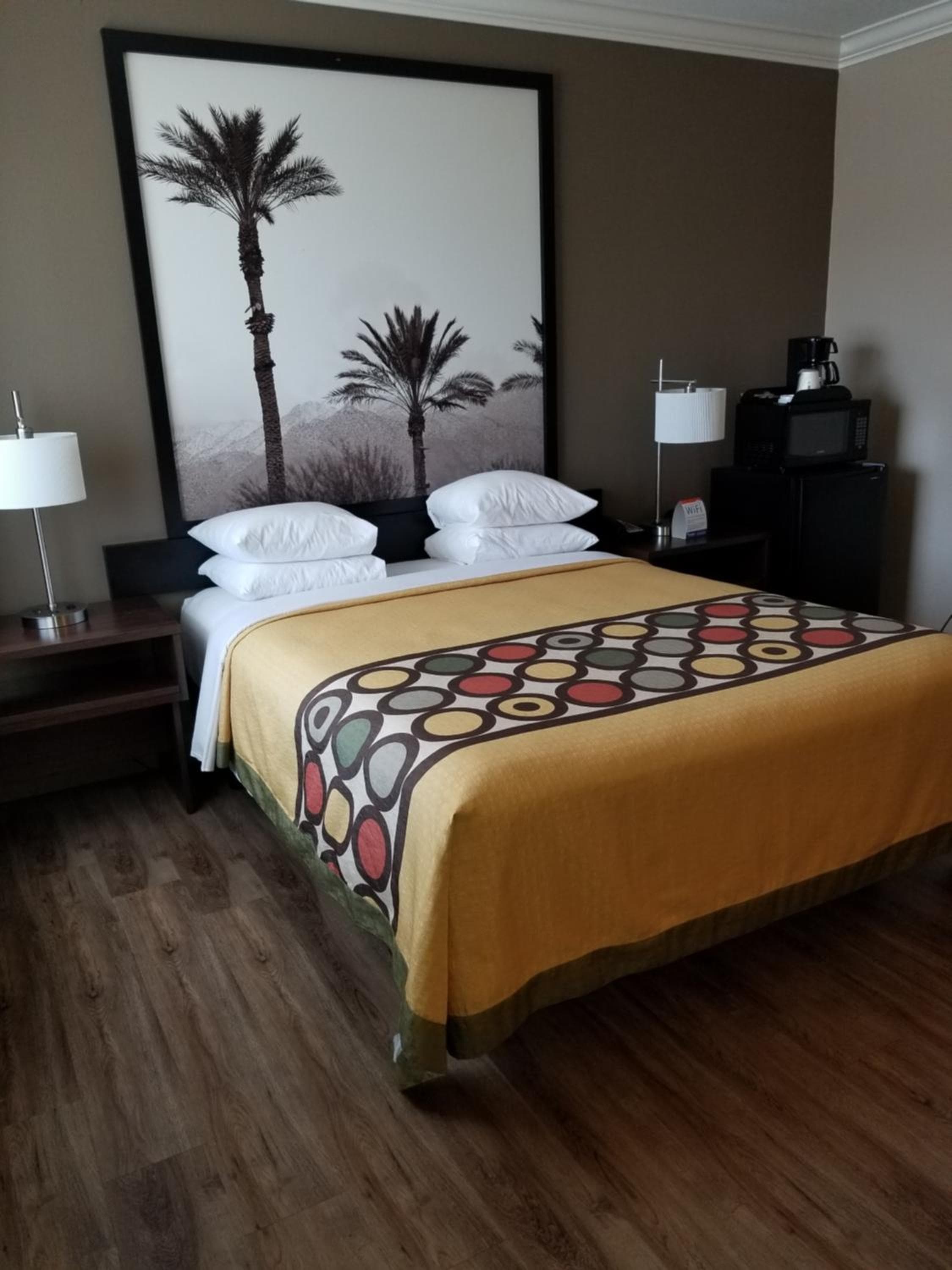 Super 8 by Wyndham Los Angeles-Culver City Area — 17