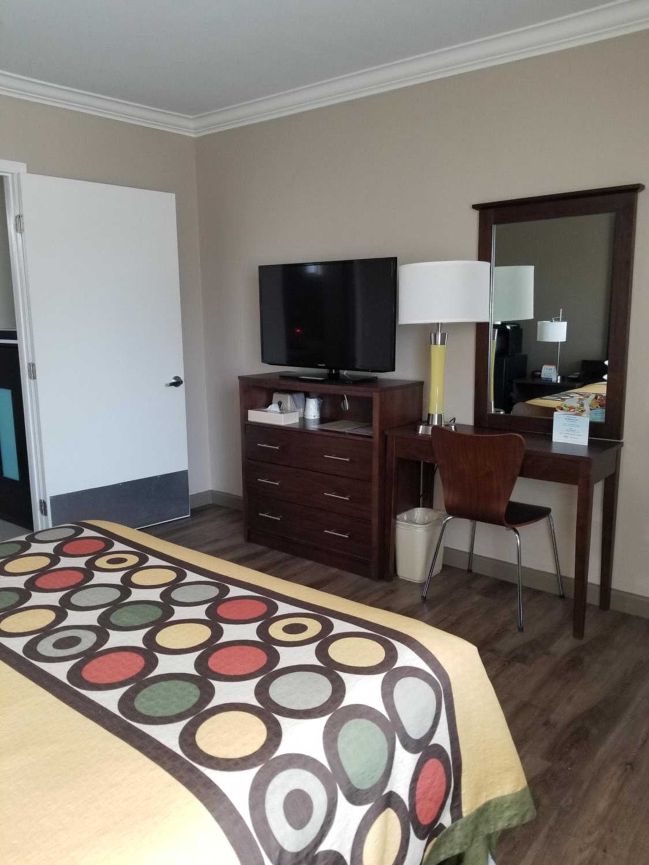 Super 8 by Wyndham Los Angeles-Culver City Area — 16