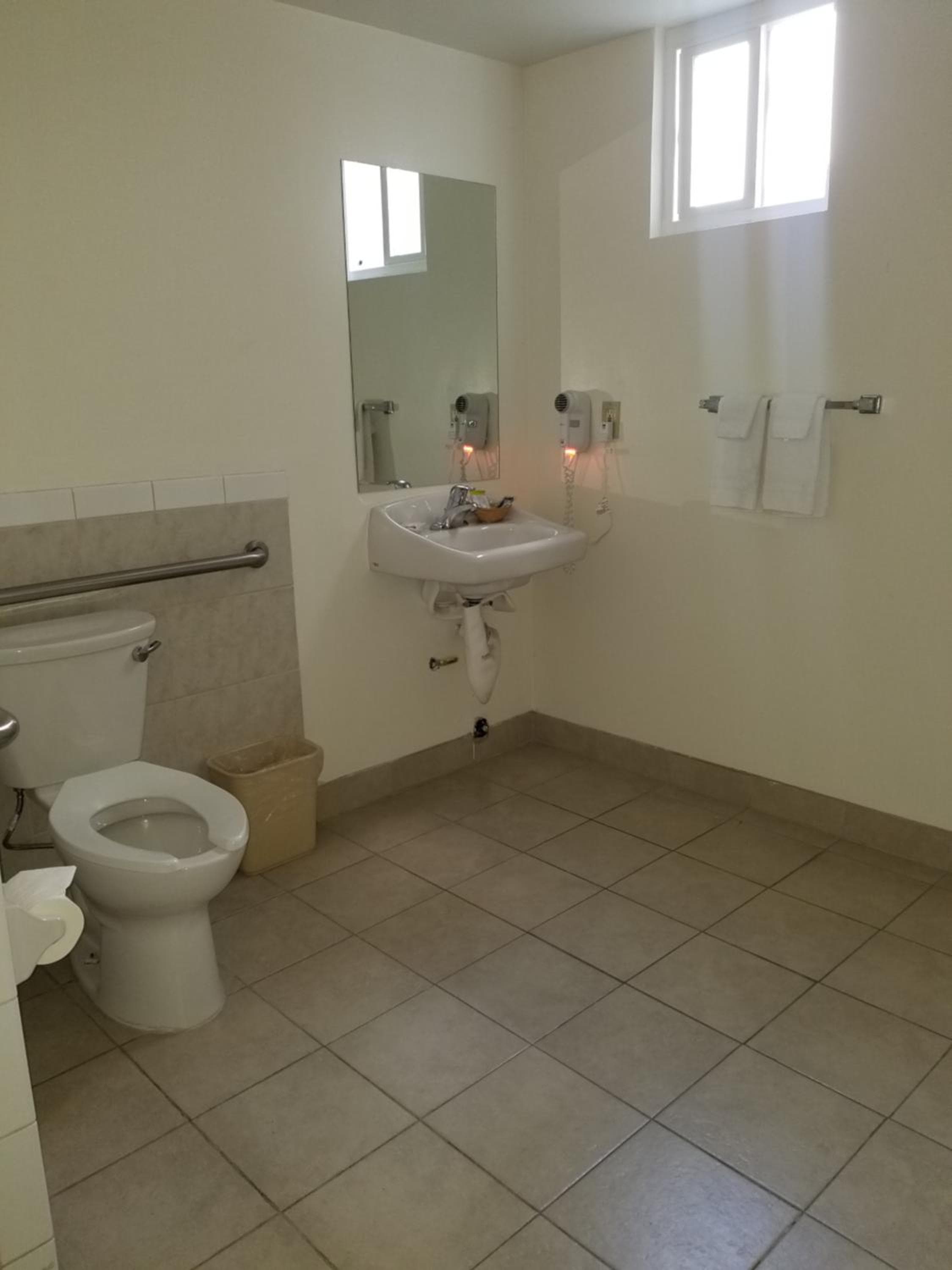 Super 8 by Wyndham Los Angeles-Culver City Area — 15