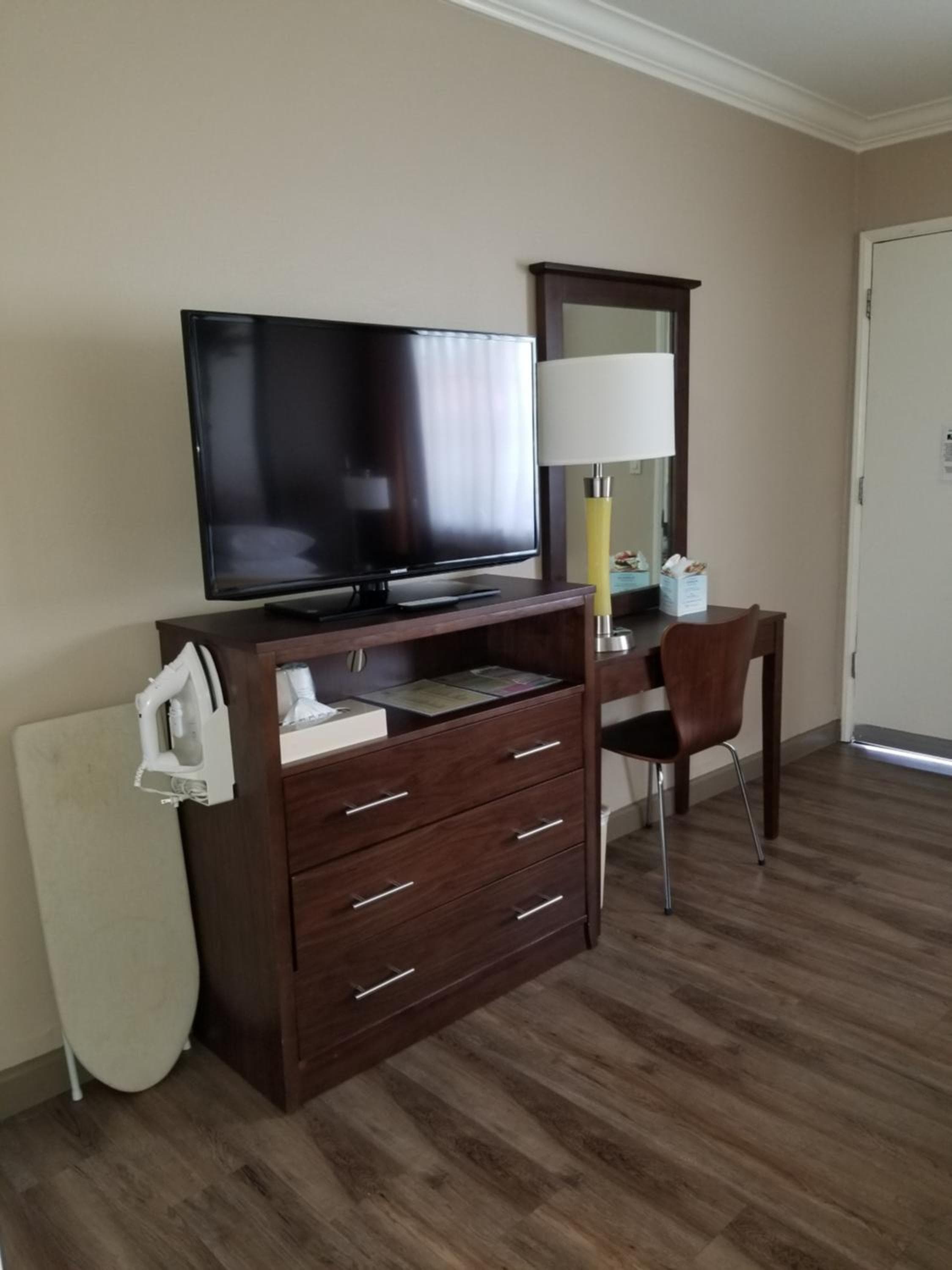 Super 8 by Wyndham Los Angeles-Culver City Area — 12