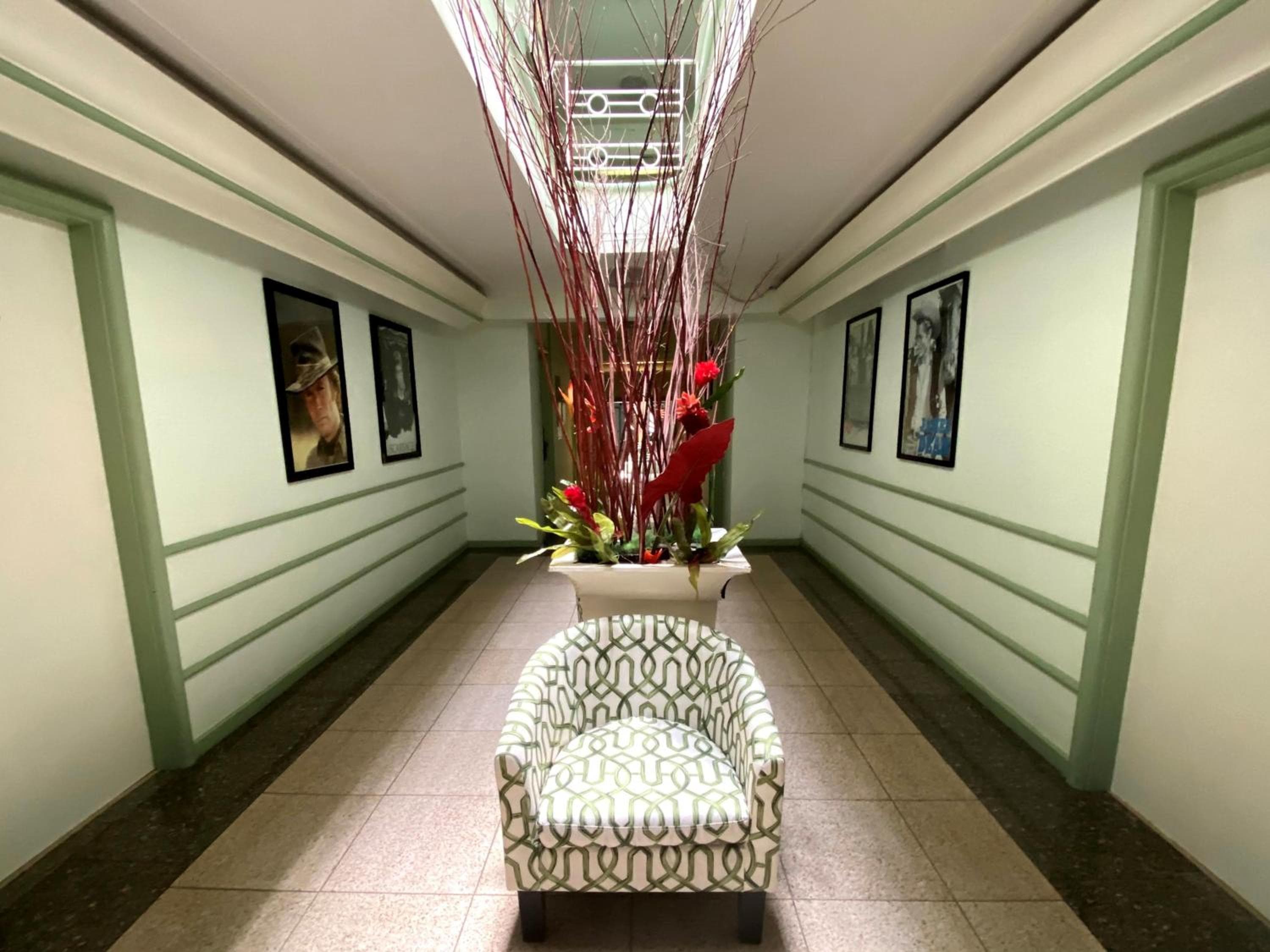 Hollywood Celebrity Hotel — 6