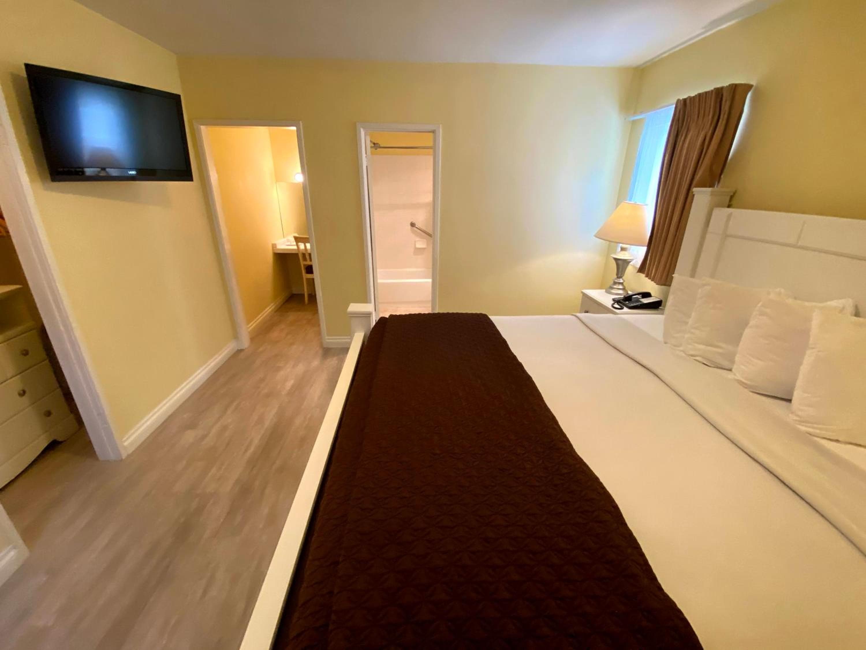 Hollywood Celebrity Hotel — 11