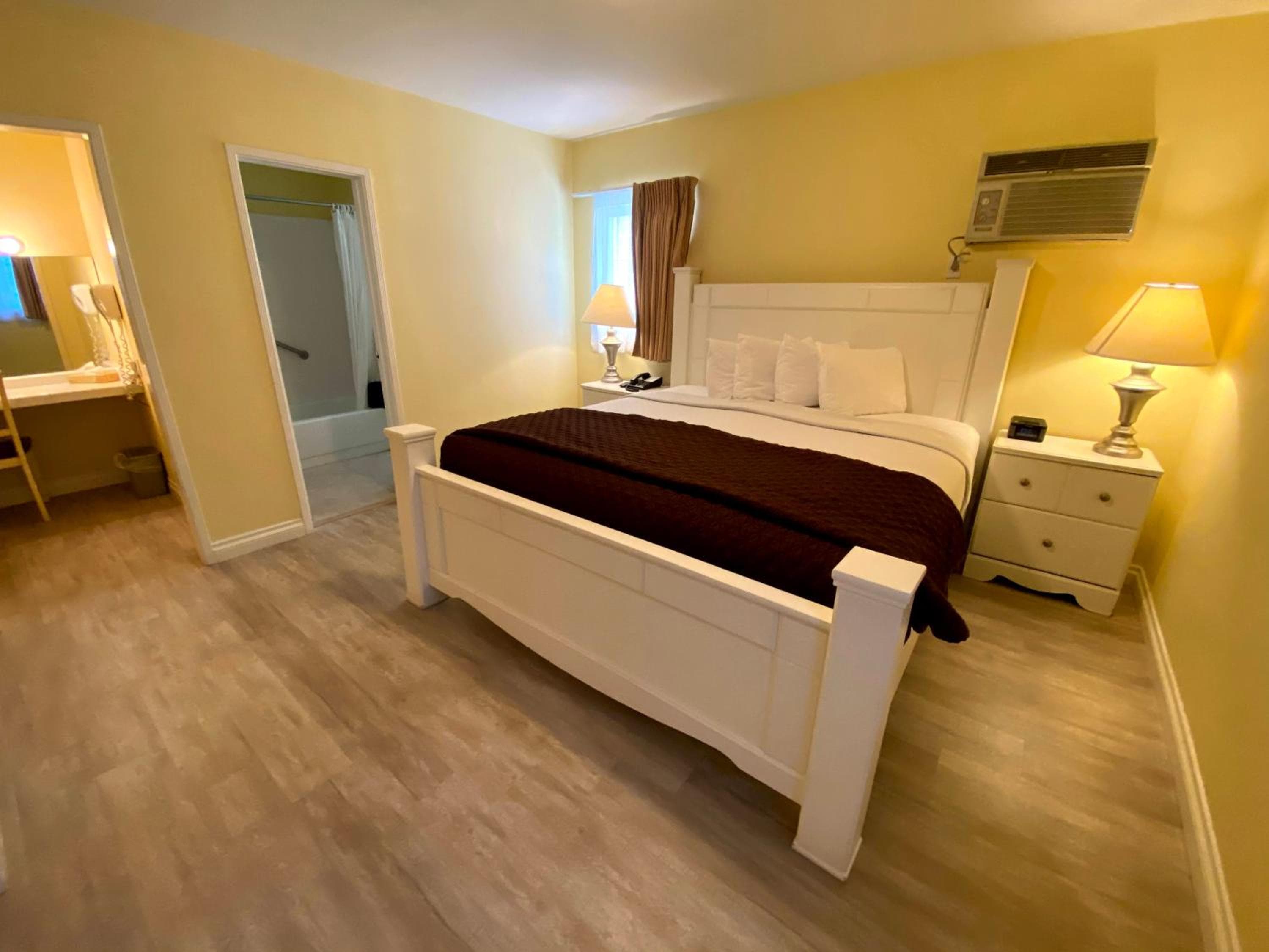 Hollywood Celebrity Hotel — 22