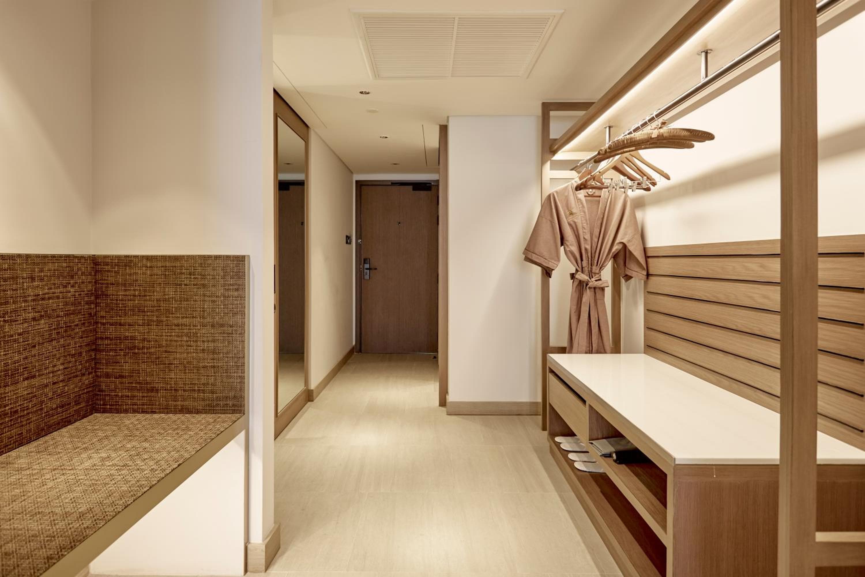 Montien Hotel Surawong Bangkok — 16