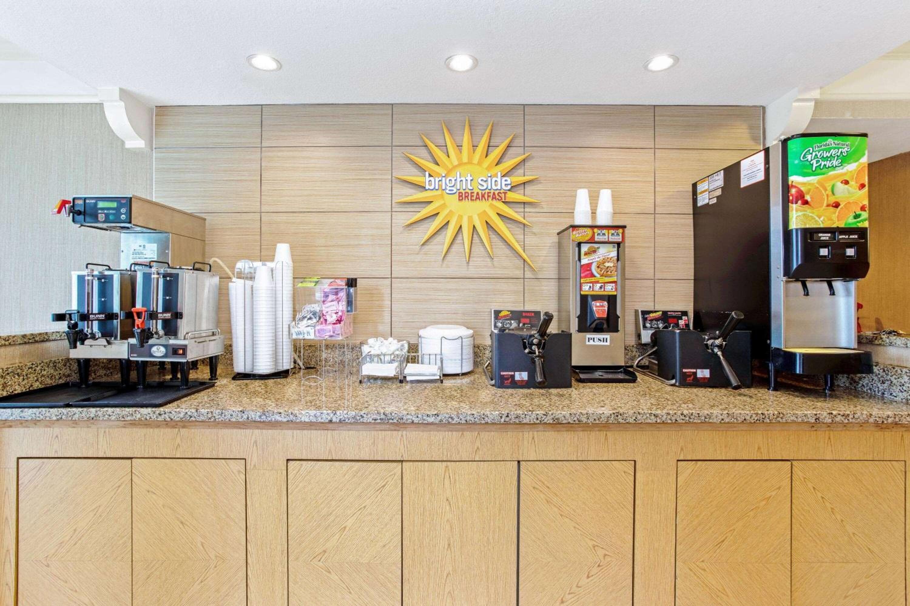 La Quinta Inn by Wyndham Orlando Airport West — 22