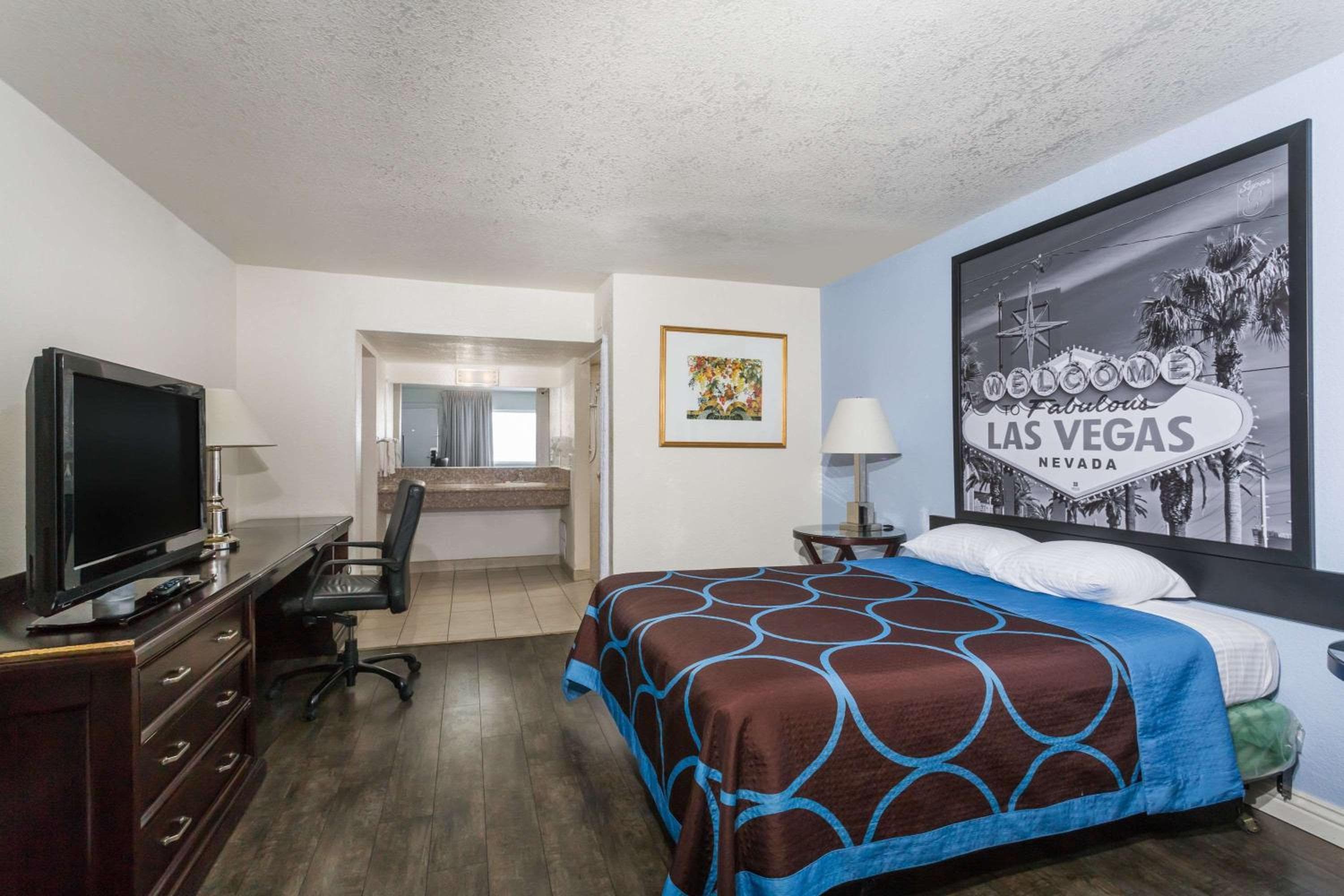 Super 8 by Wyndham Las Vegas North Strip/Zona de Fremont St. — 5