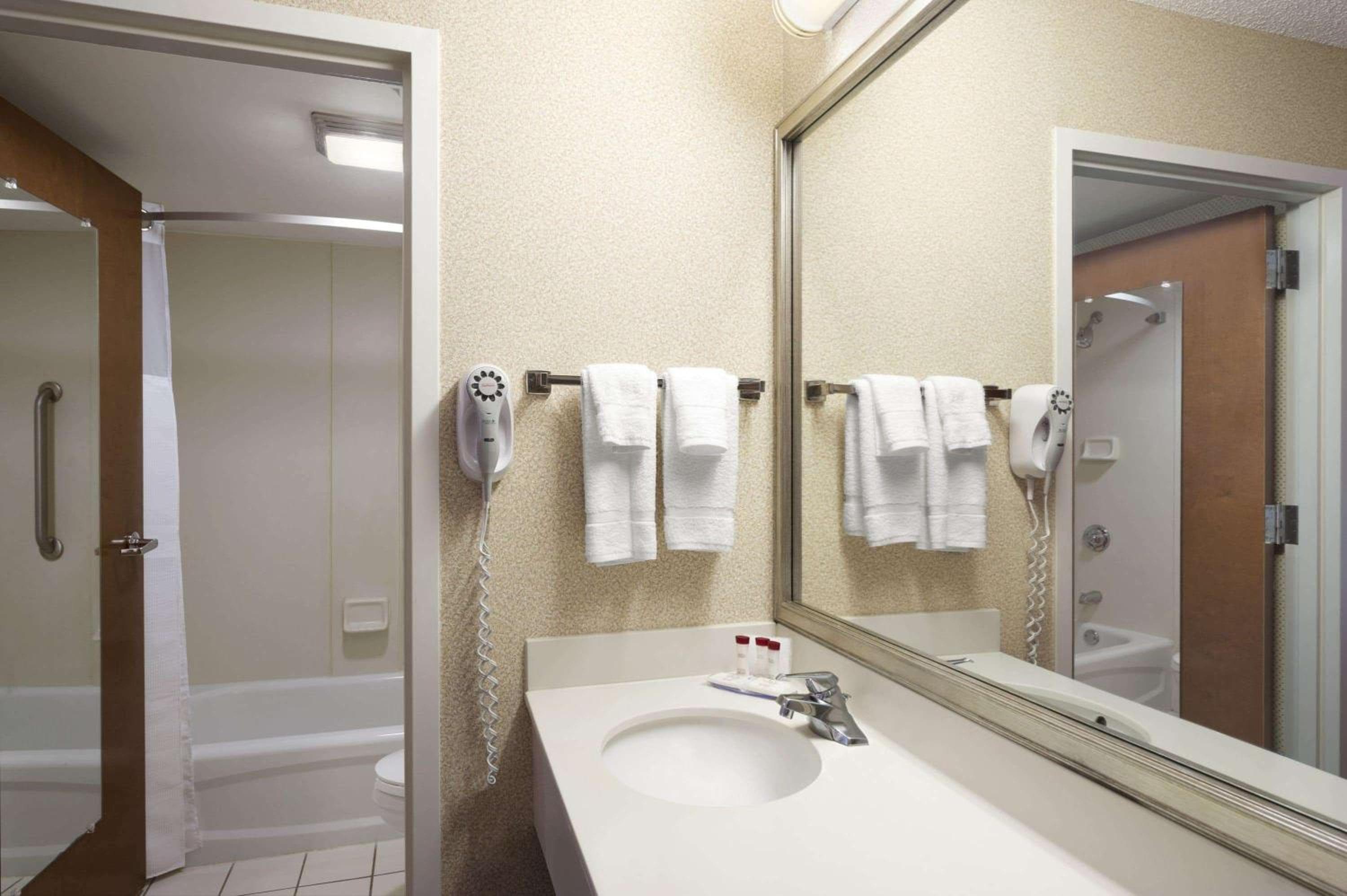 Ramada by Wyndham Suites Orlando Airport- Free Airport Shuttle — 28