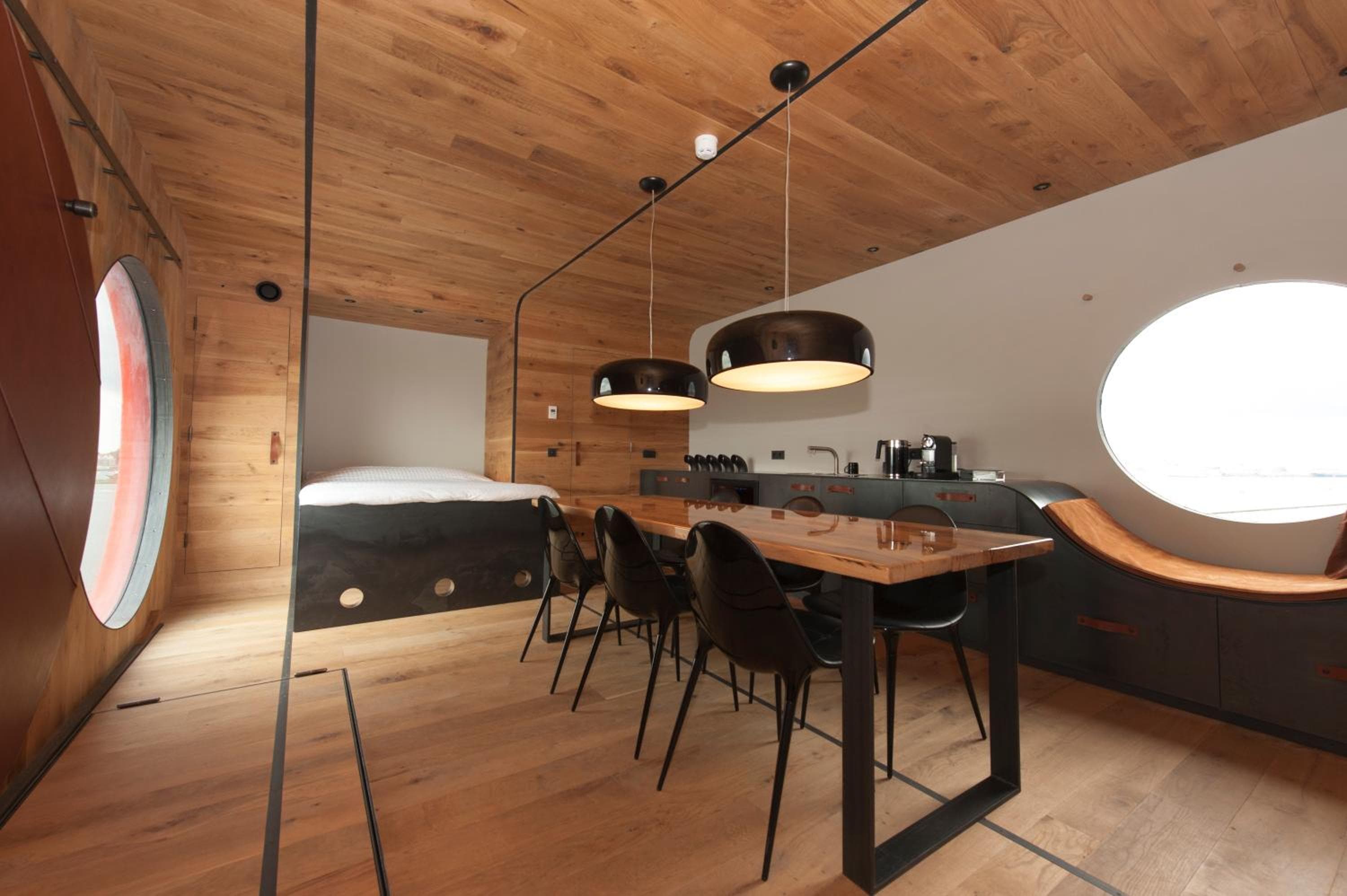 Botel — 19