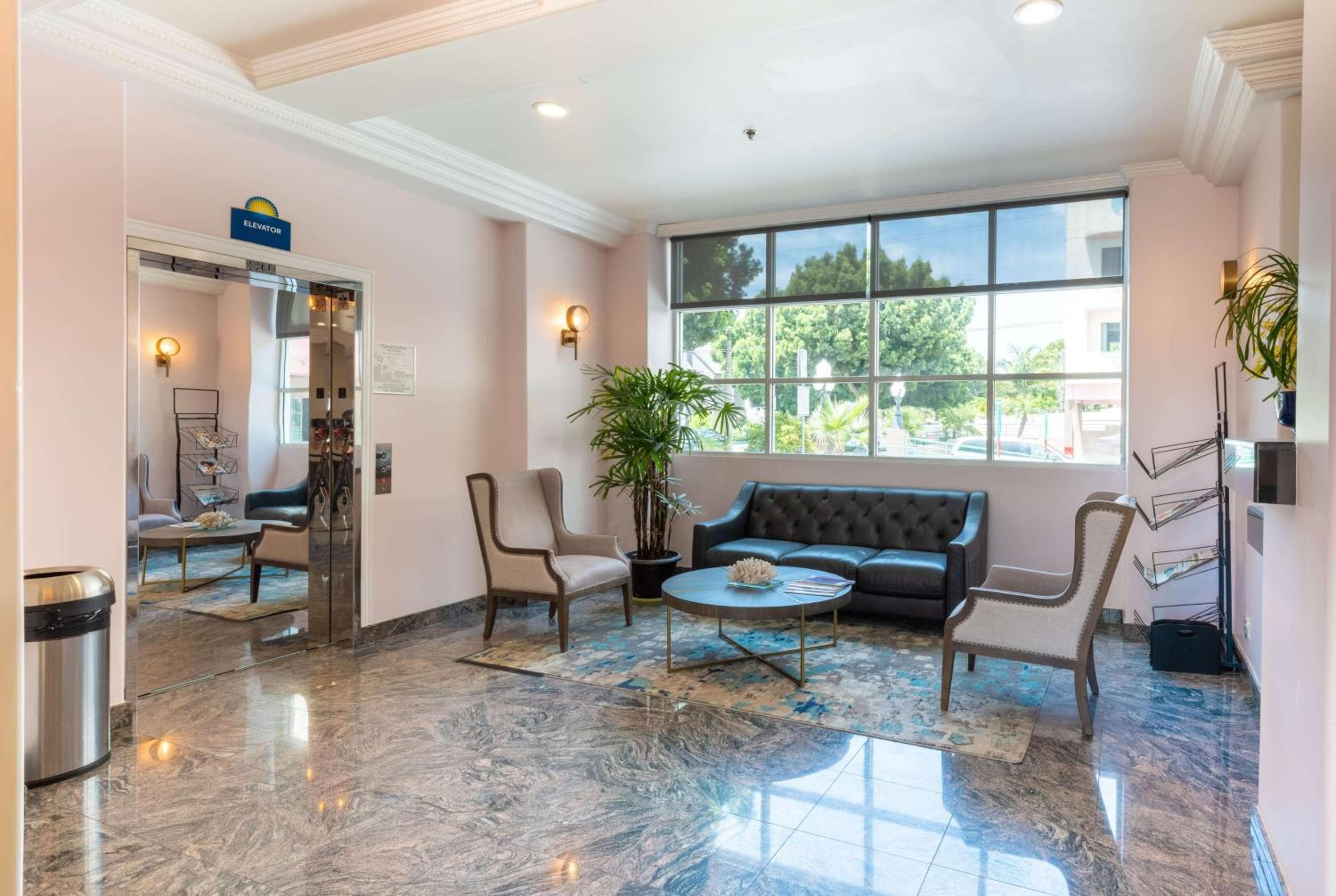 Days Inn by Wyndham Santa Monica — 11