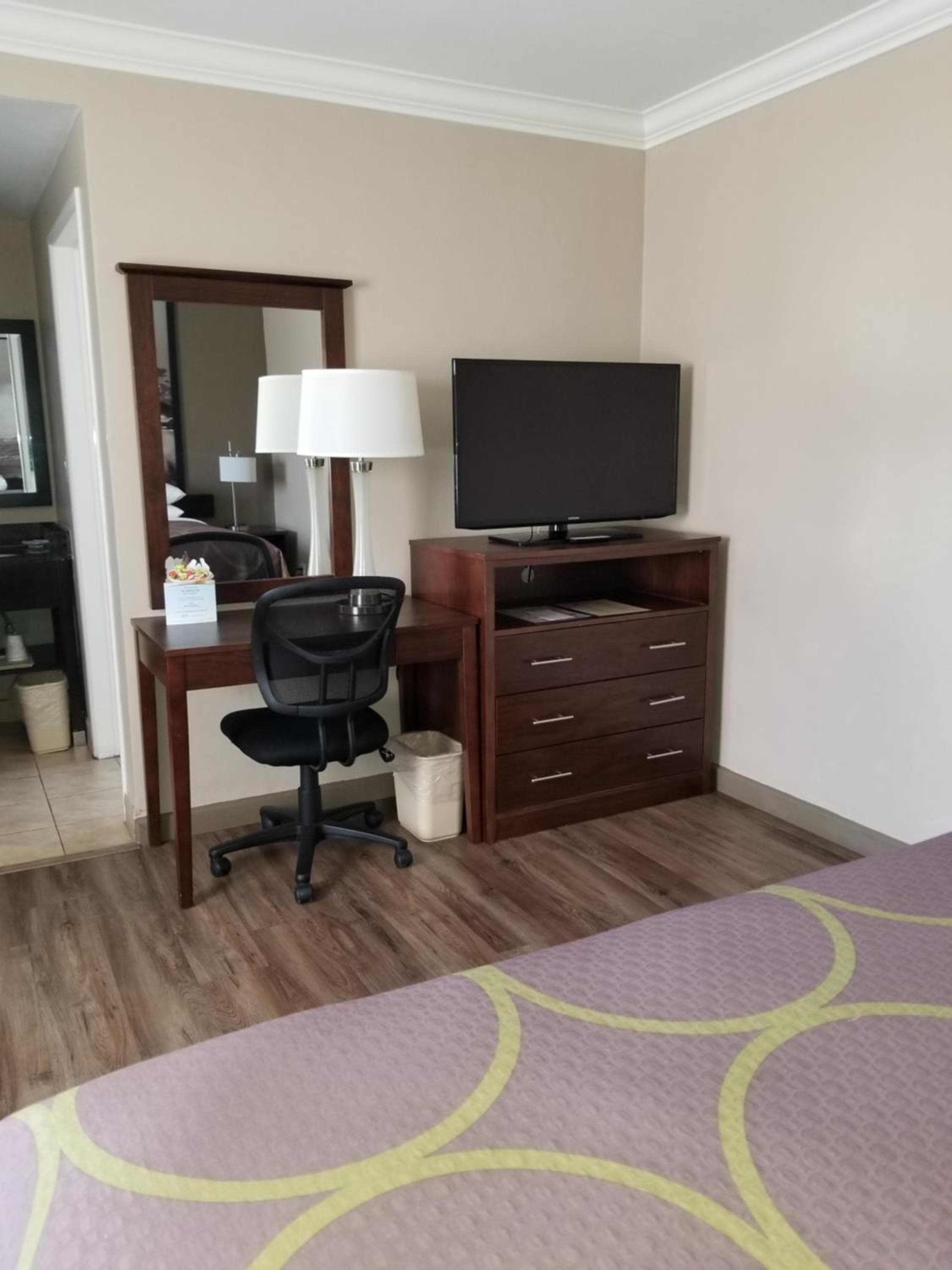 Super 8 by Wyndham Los Angeles-Culver City Area — 11