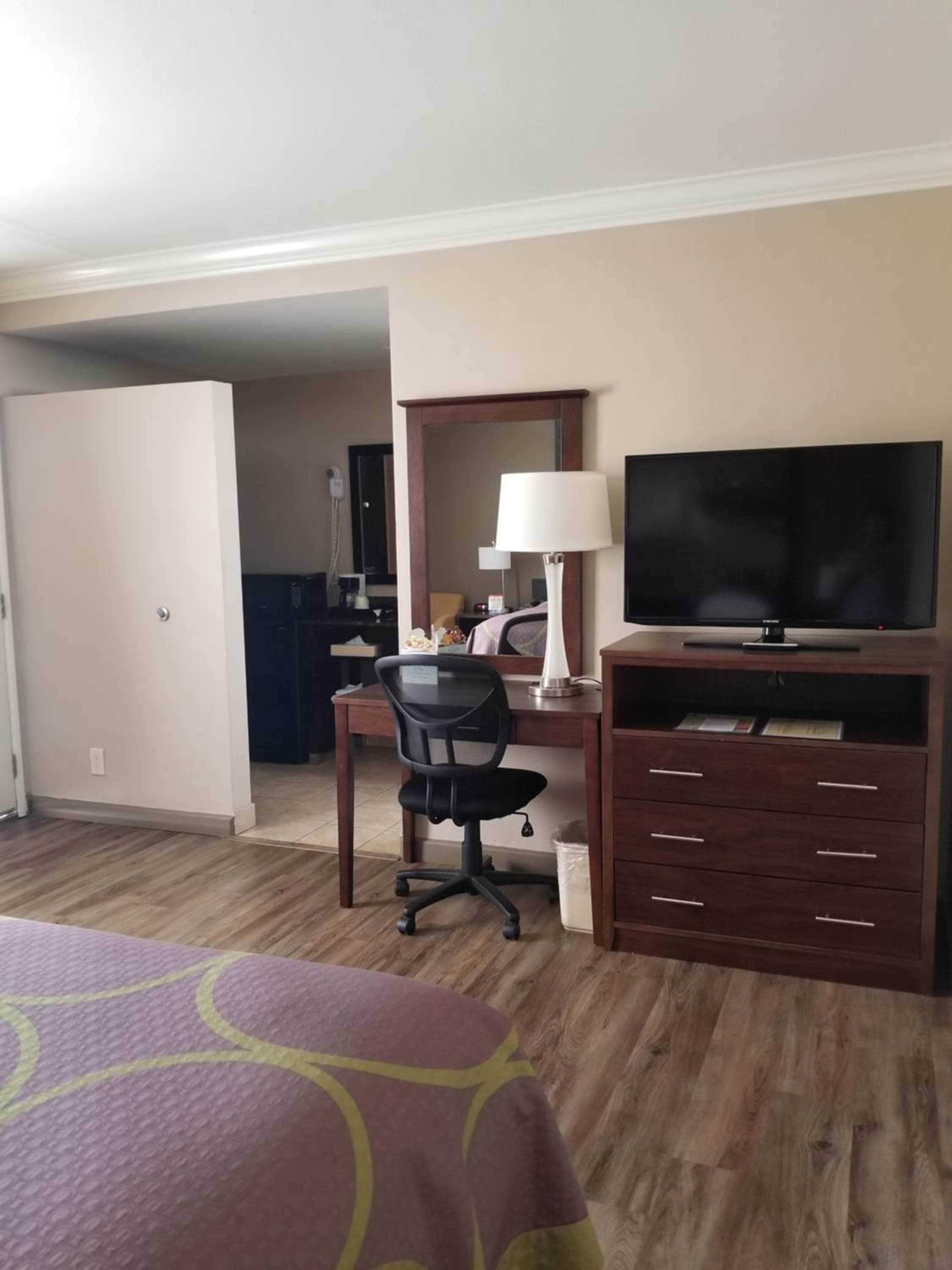 Super 8 by Wyndham Los Angeles-Culver City Area — 10