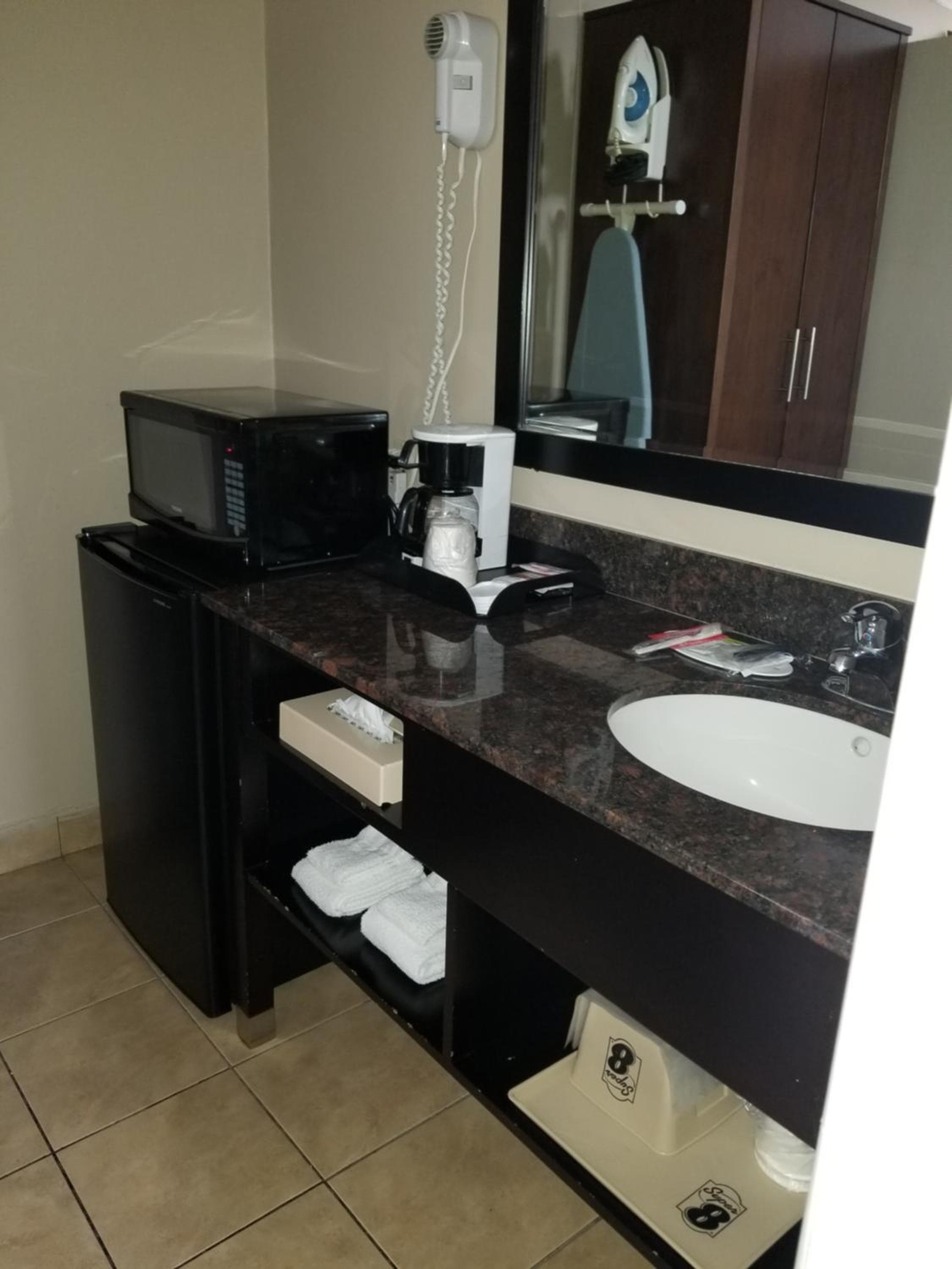 Super 8 by Wyndham Los Angeles-Culver City Area — 9