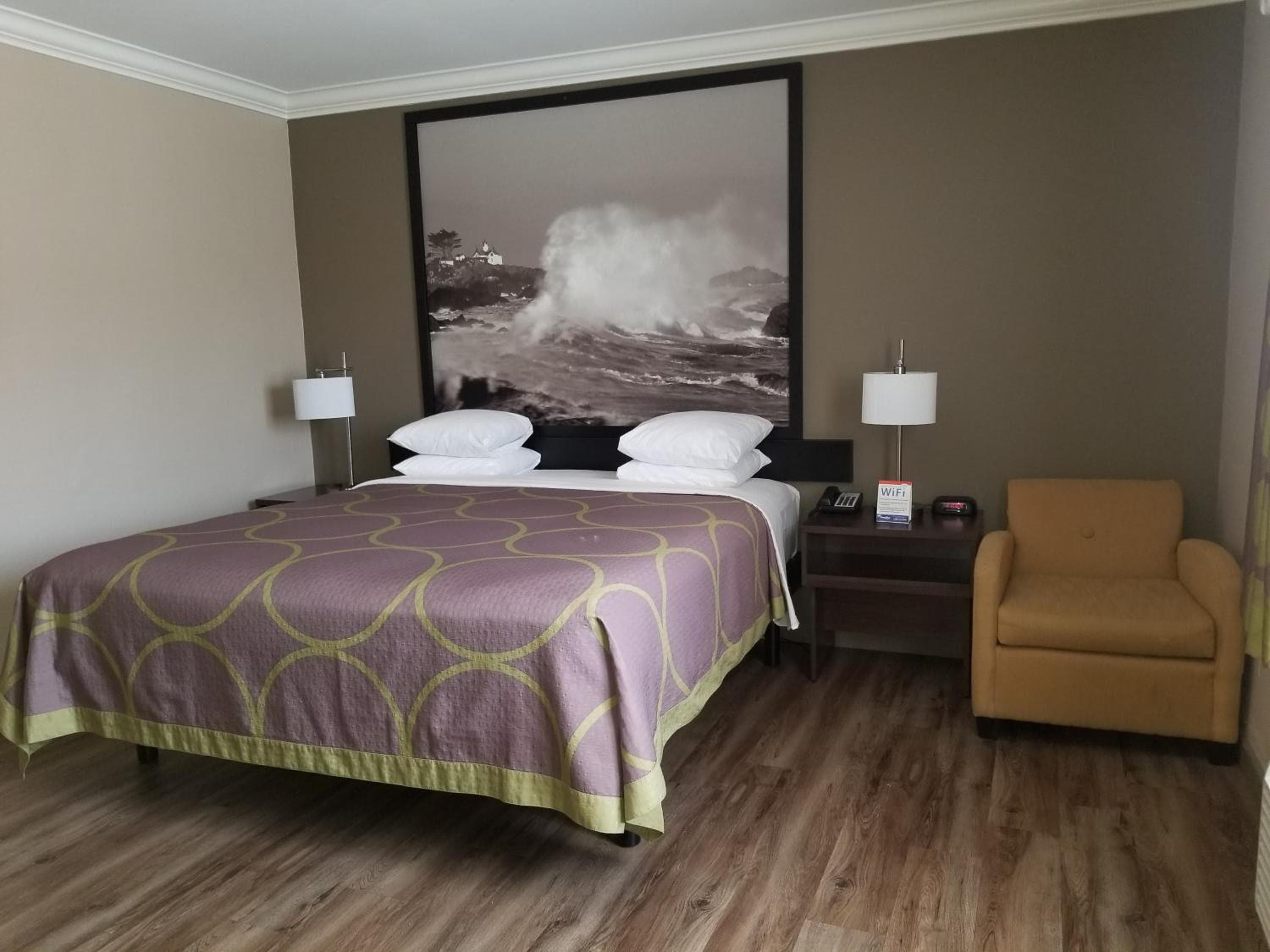 Super 8 by Wyndham Los Angeles-Culver City Area — 7