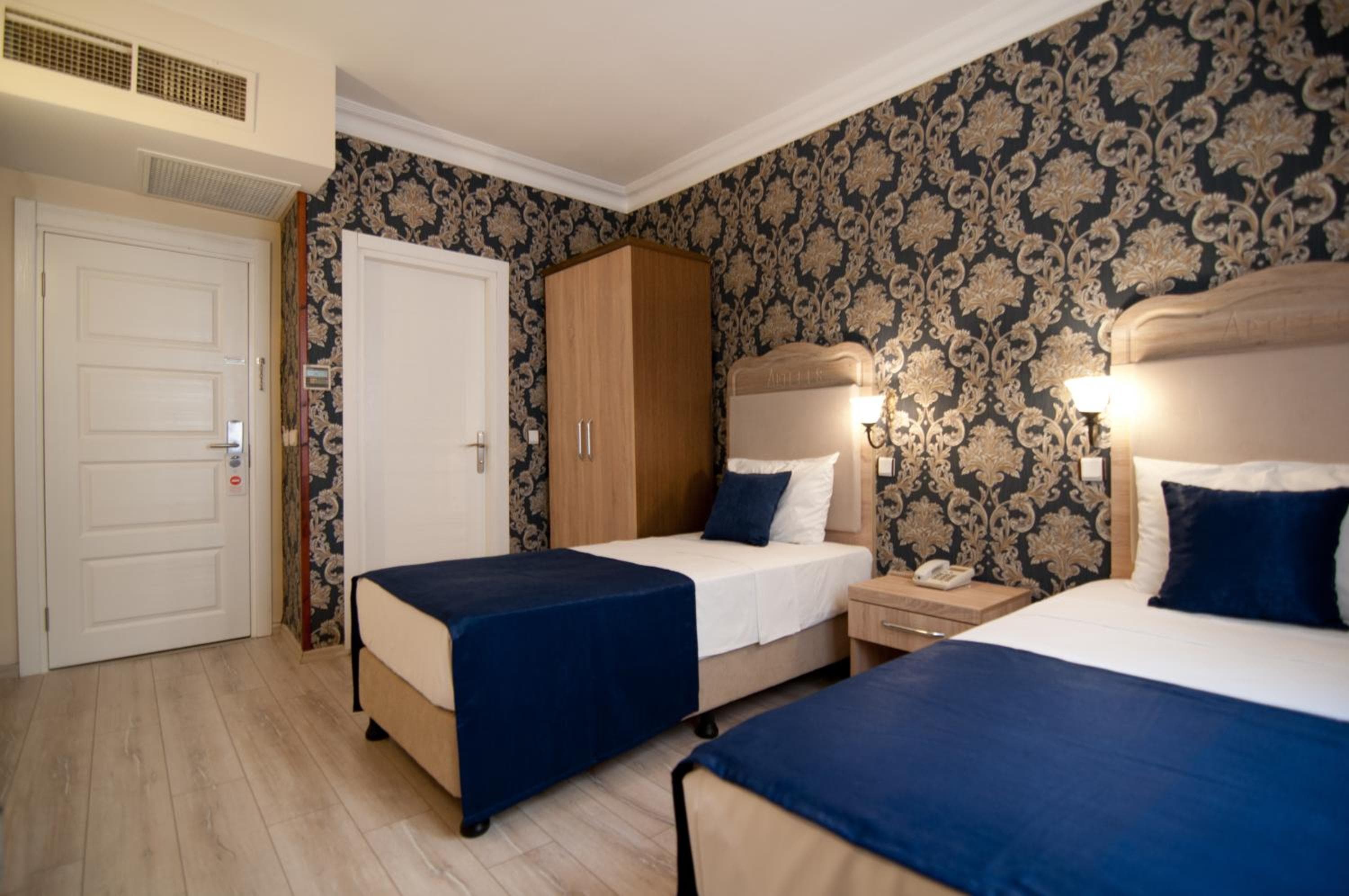 Artefes Hotel Ciudad Vieja — 4